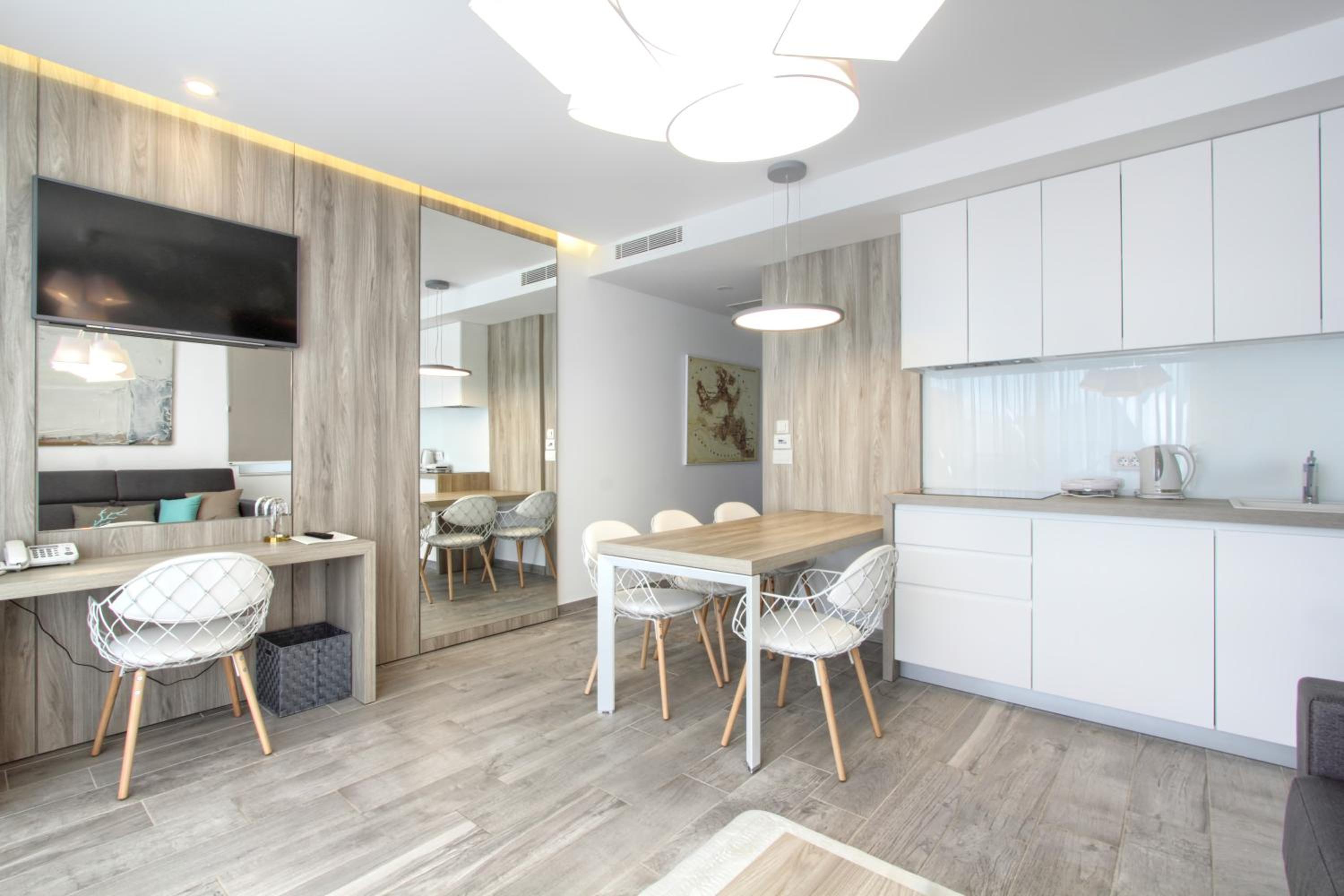 Deluxe Two-Bedroom Suite with Balcony and Sea View photo 2