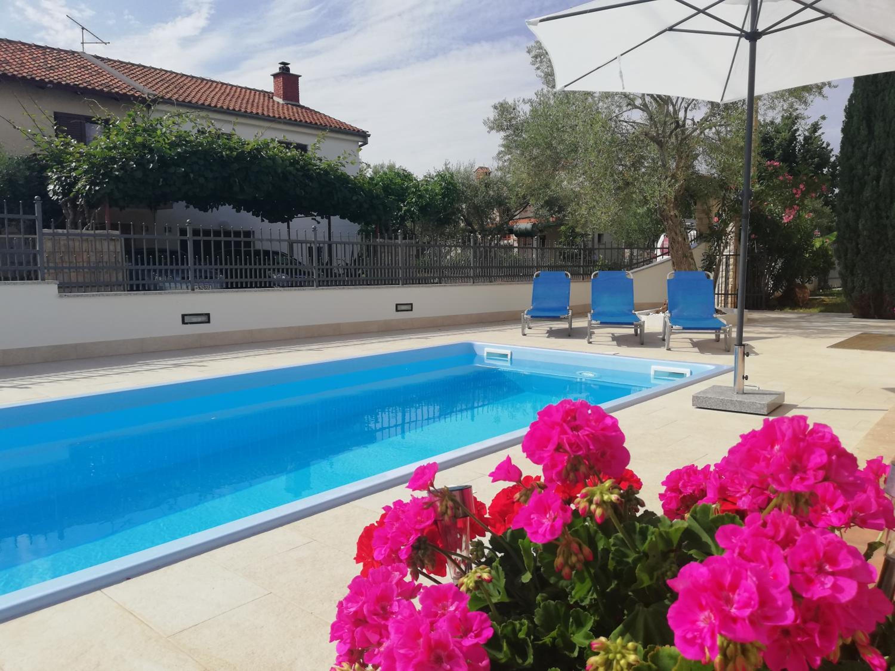 Villa with Private Pool - Photo 7