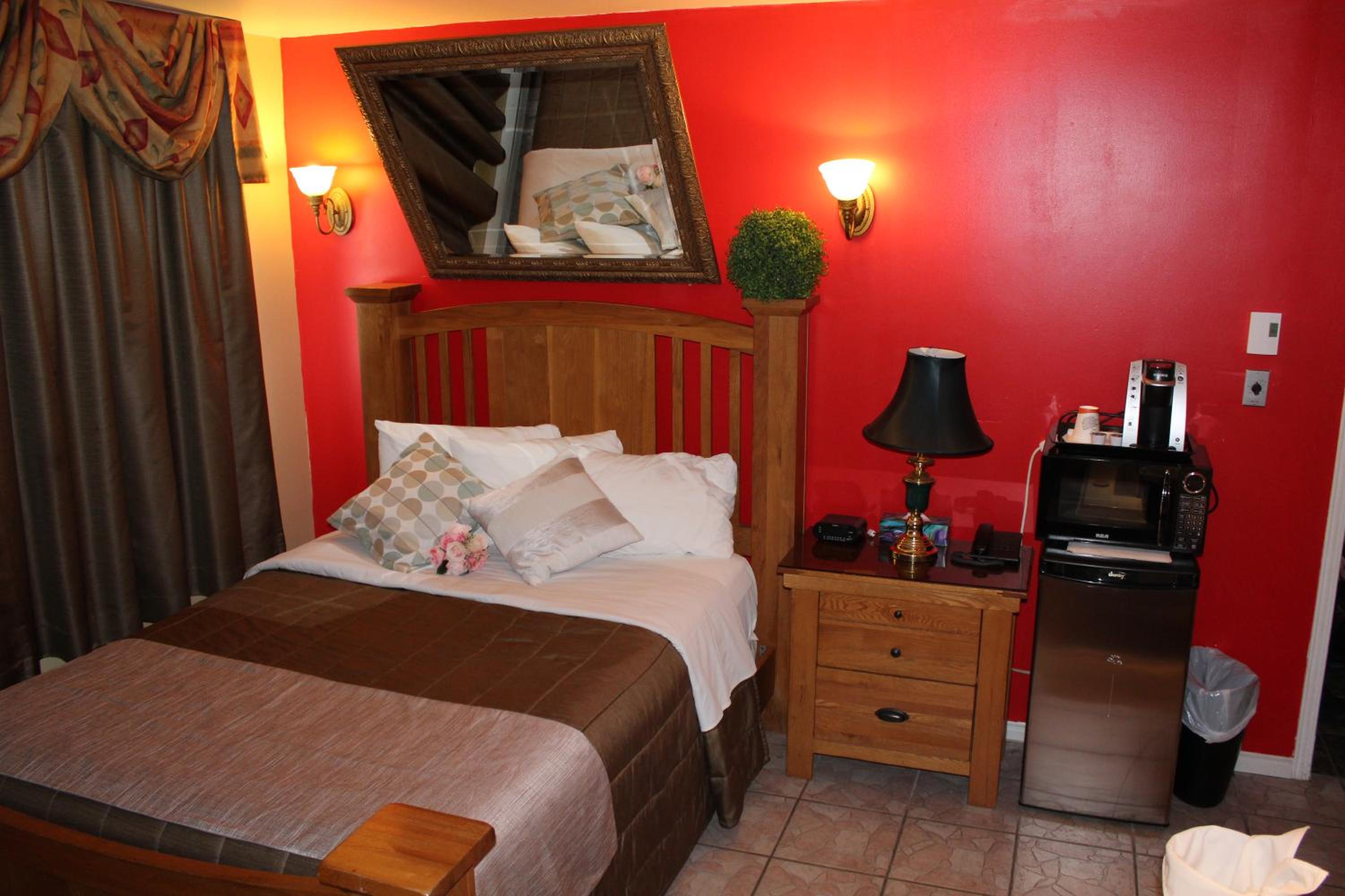 Queen Room with Hot Tub - Non-Smoking photo 1