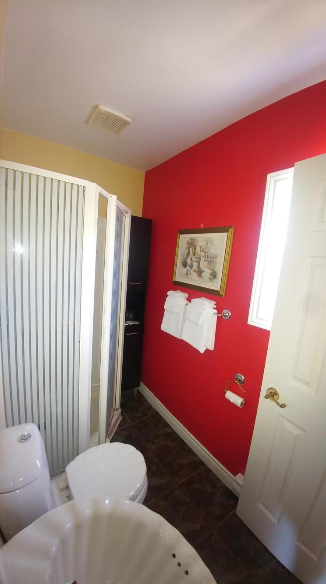 Queen Room with Hot Tub - Non-Smoking photo 3