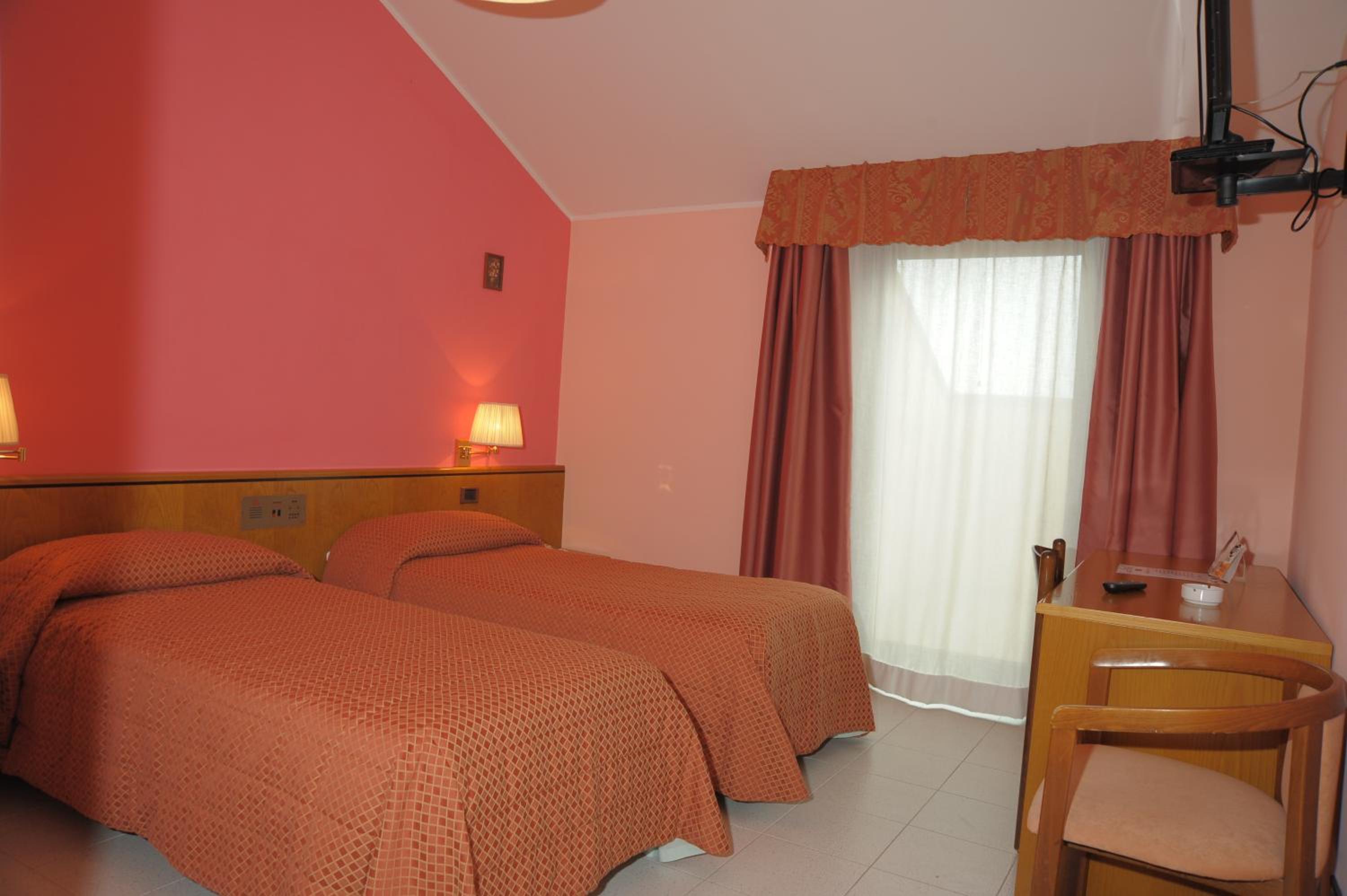 Twin Room - Photo 4