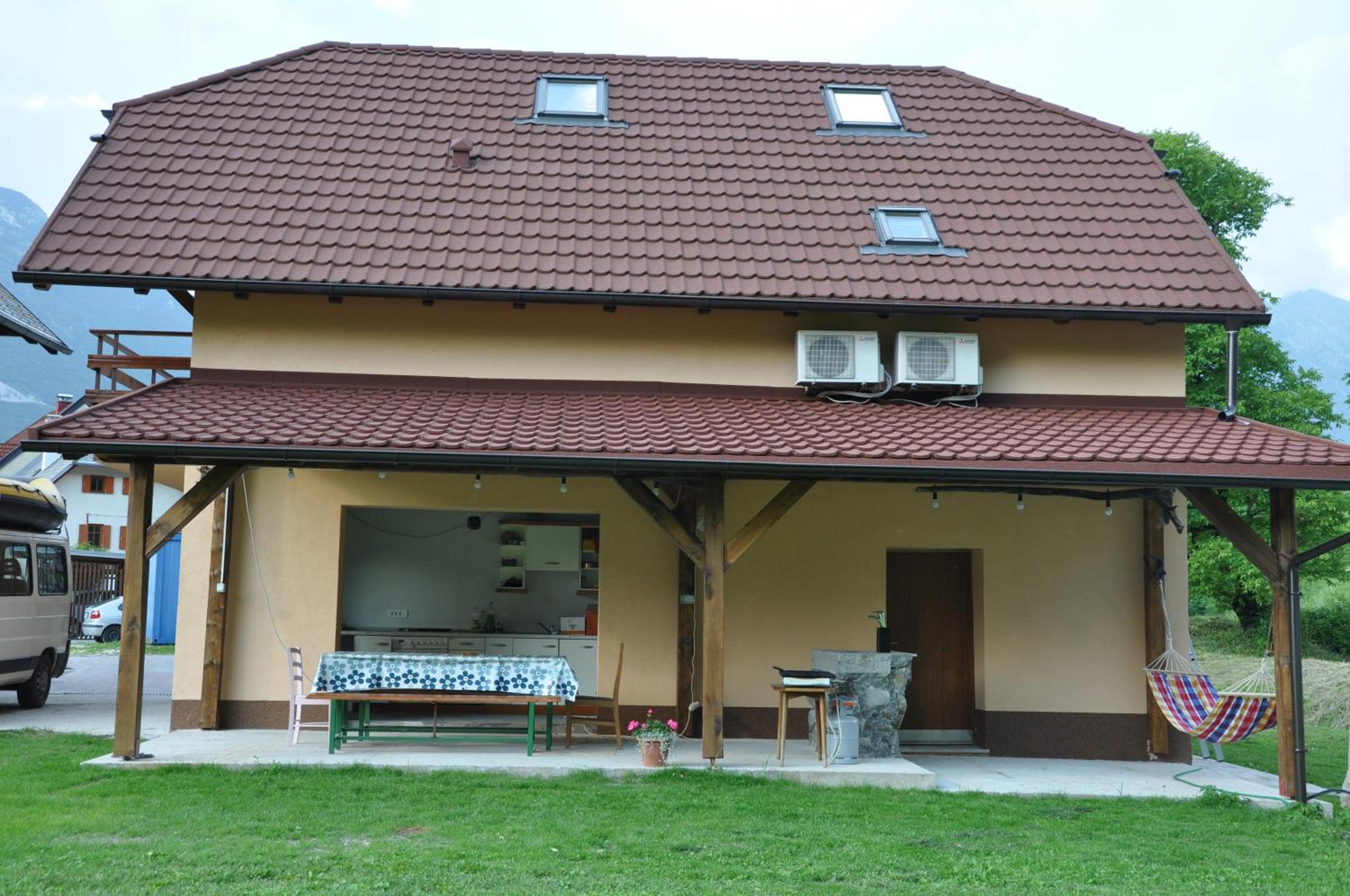 Apartment with Mountain View - Photo 2