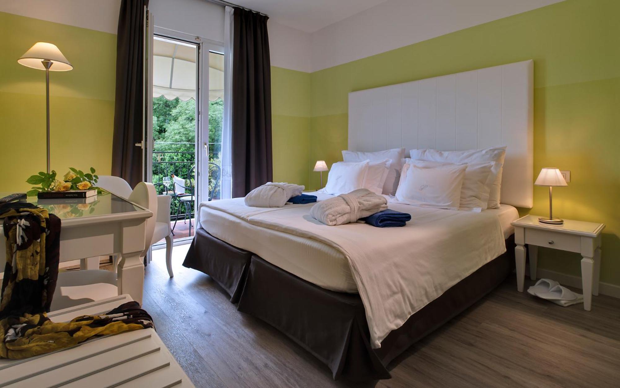 Classic Double Room with Balcony - Photo 5