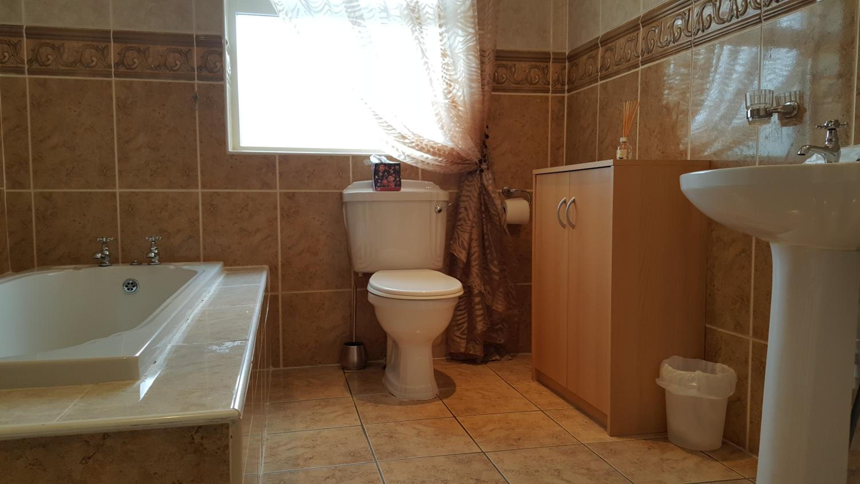Double Room with Private External Bathroom - Photo 8