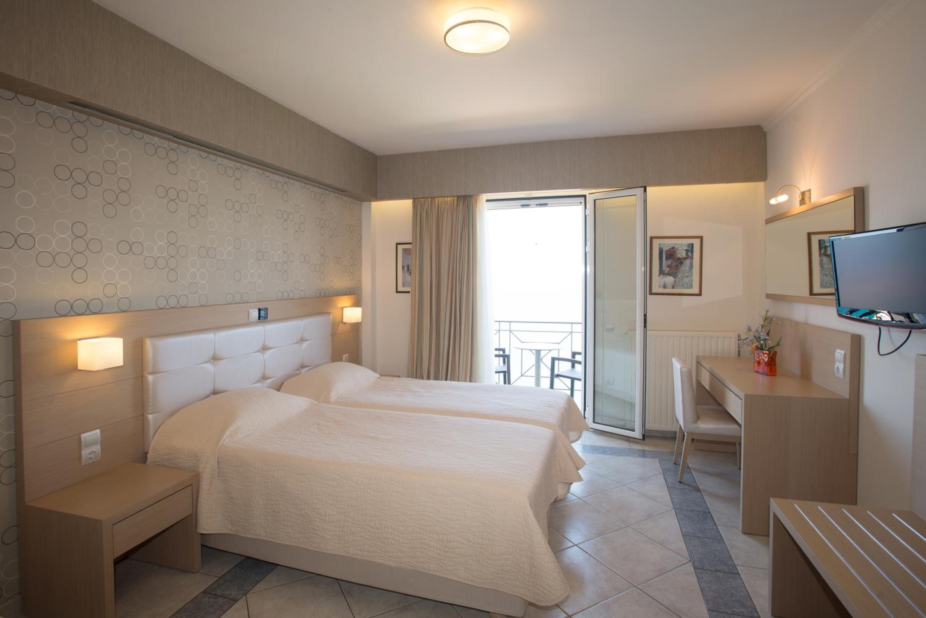 Studio (2 Adults) with Sea View - Photo 3