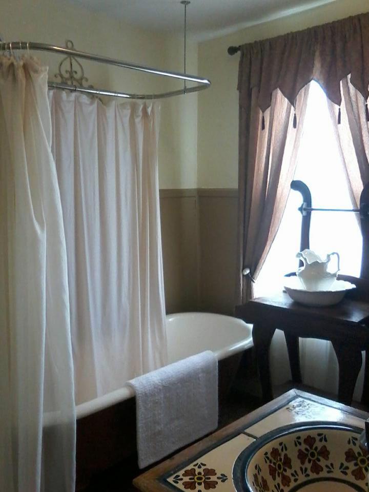 Queen Room photo 2