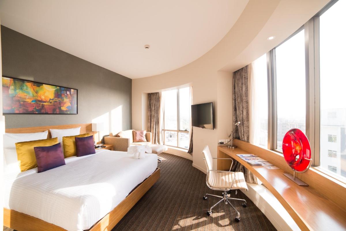 Executive Room | Unlimited IMFL at the Premium Lounge from 6–8 pm, one-way airport transfer, and 20% discounts on F&B, Laundry, Spa, and Transport photo 3