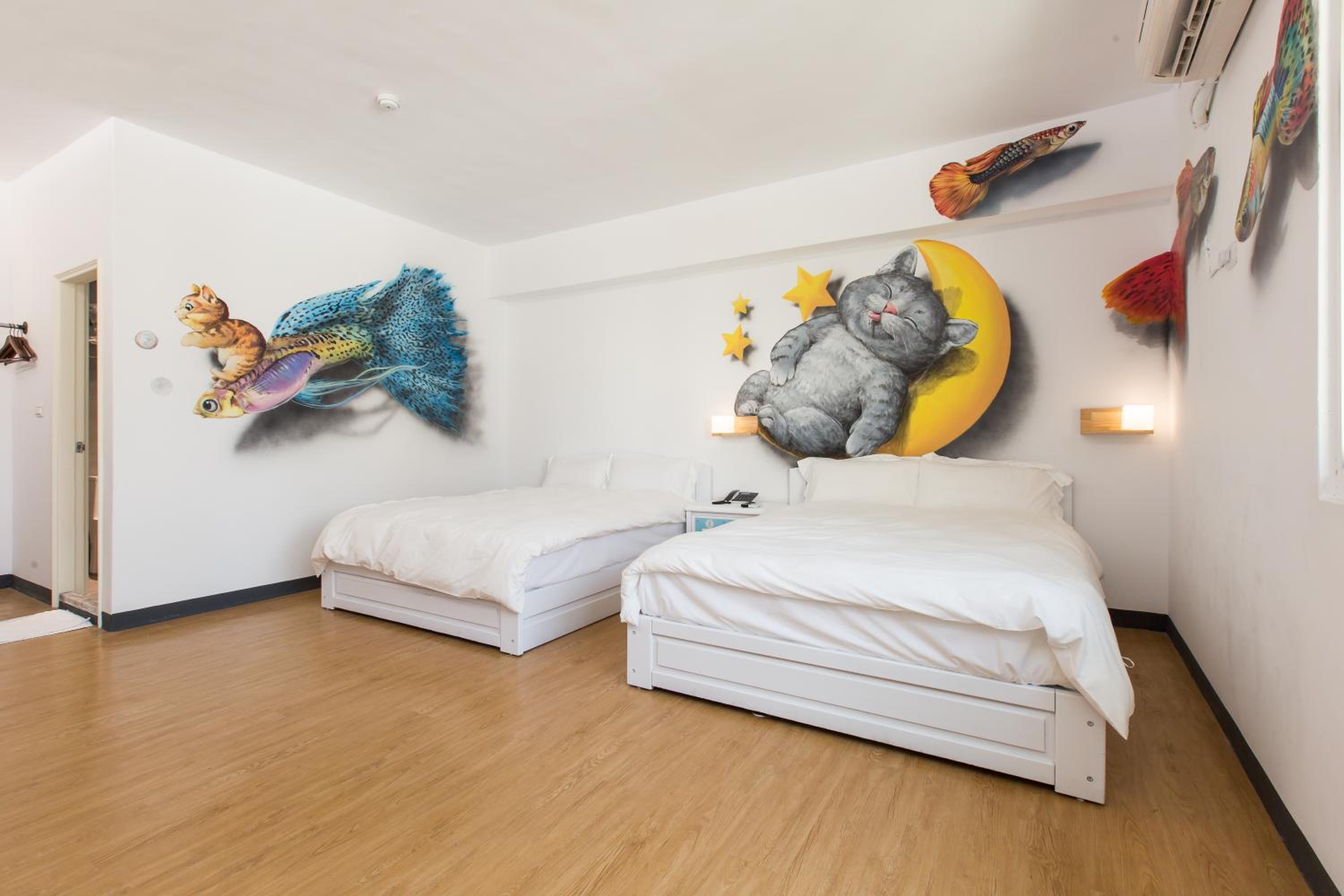 Large Twin Room (Room Selected at Check-in) photo 3