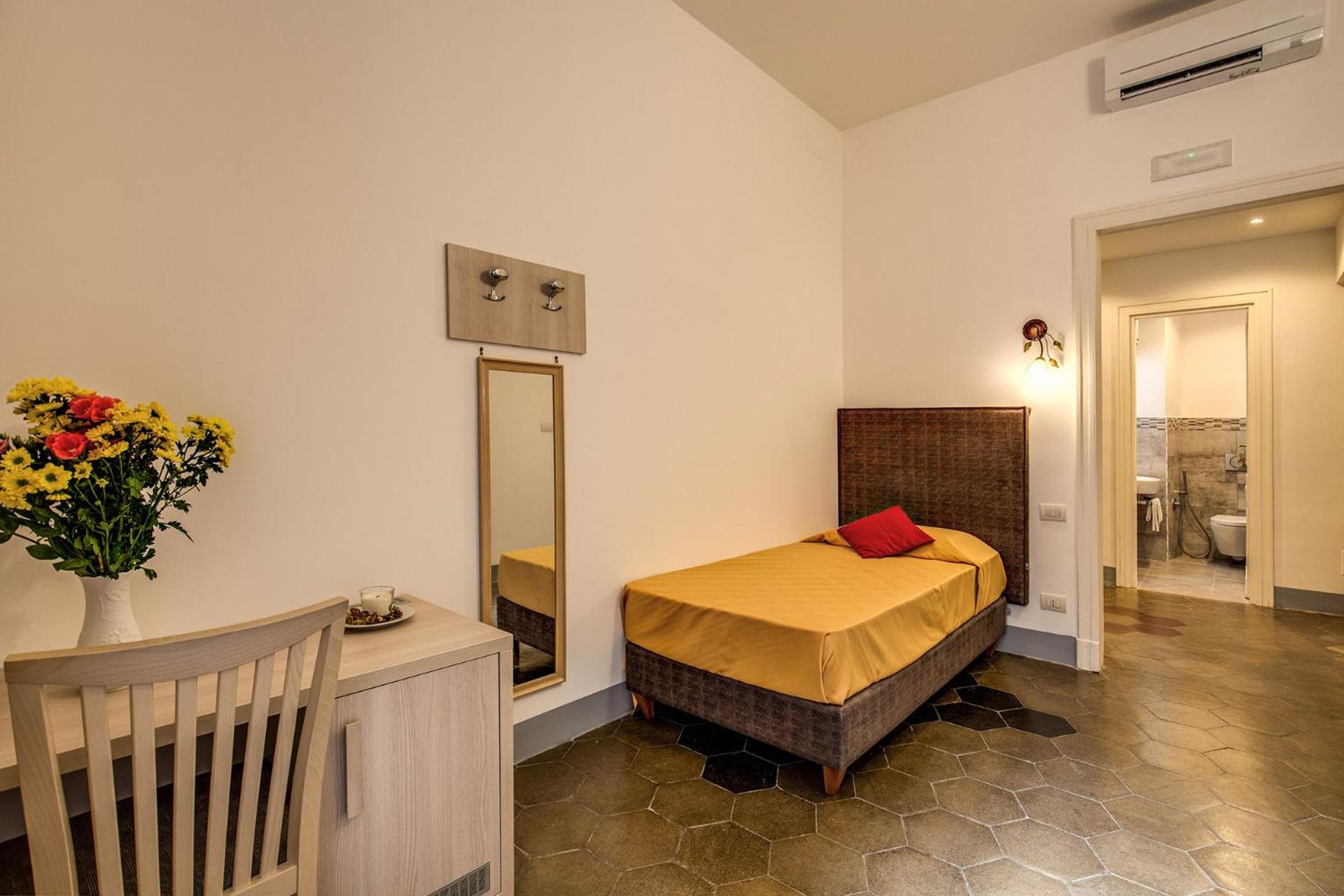 Single Room with Private External Bathroom photo 1