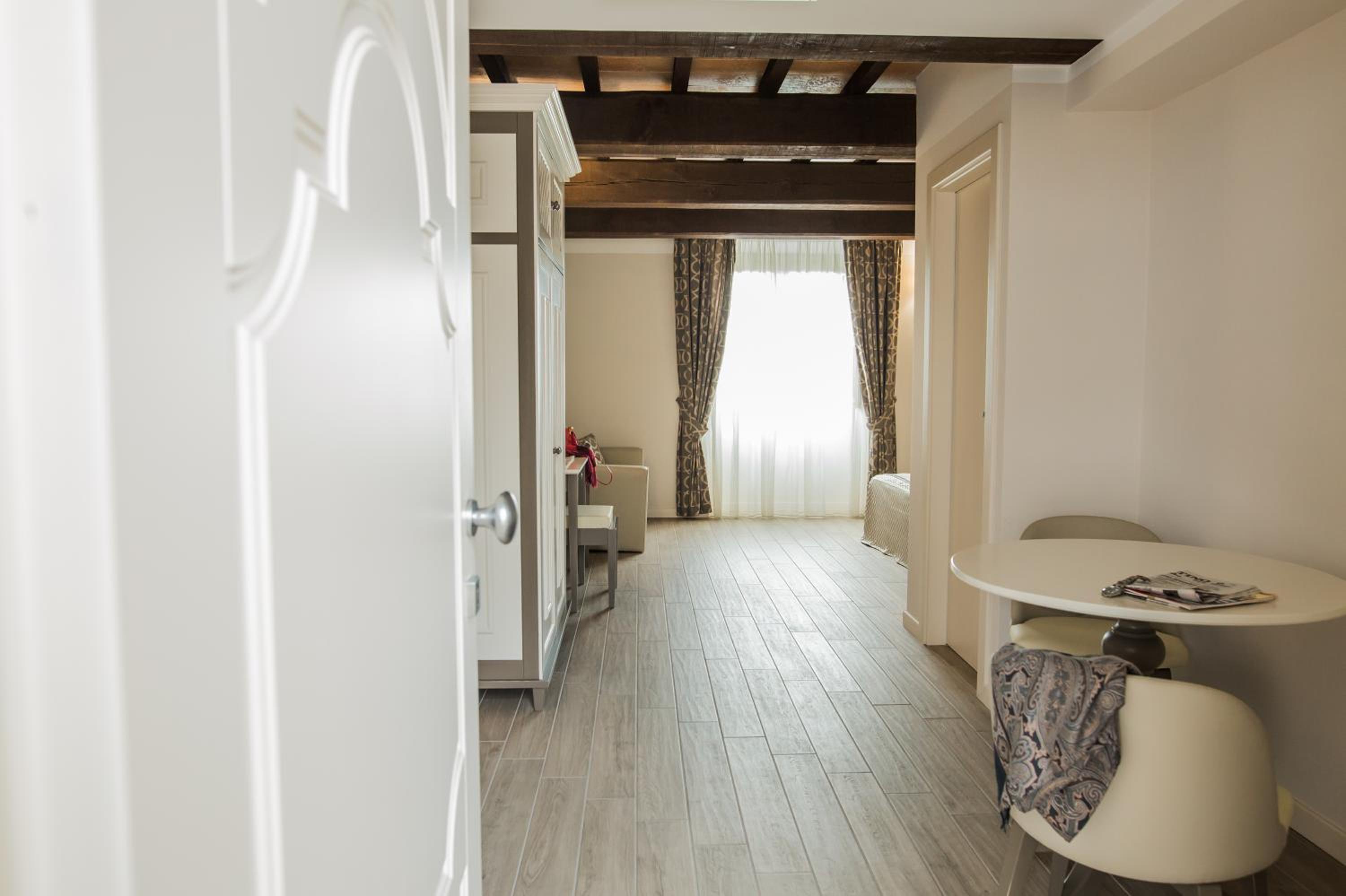 Superior King Room - Photo 4
