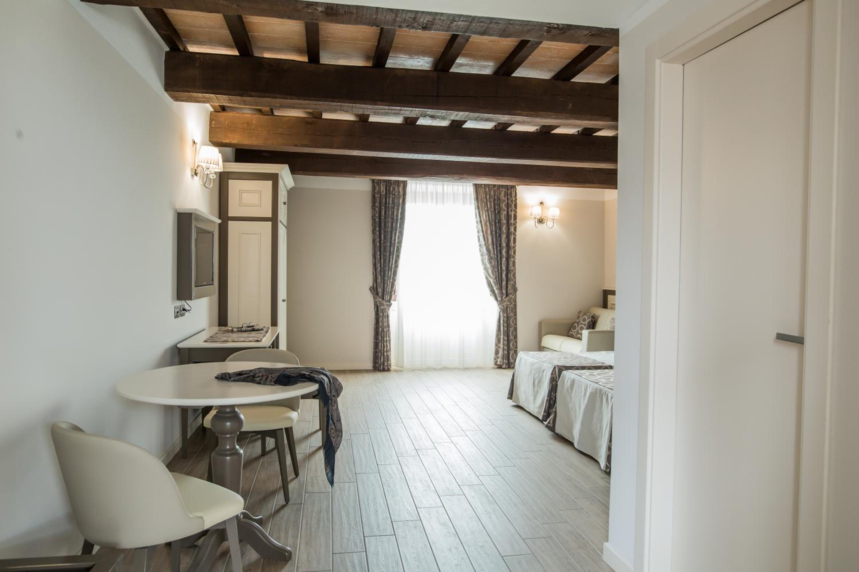 Double or Twin Room with Private Bathroom - Photo 2