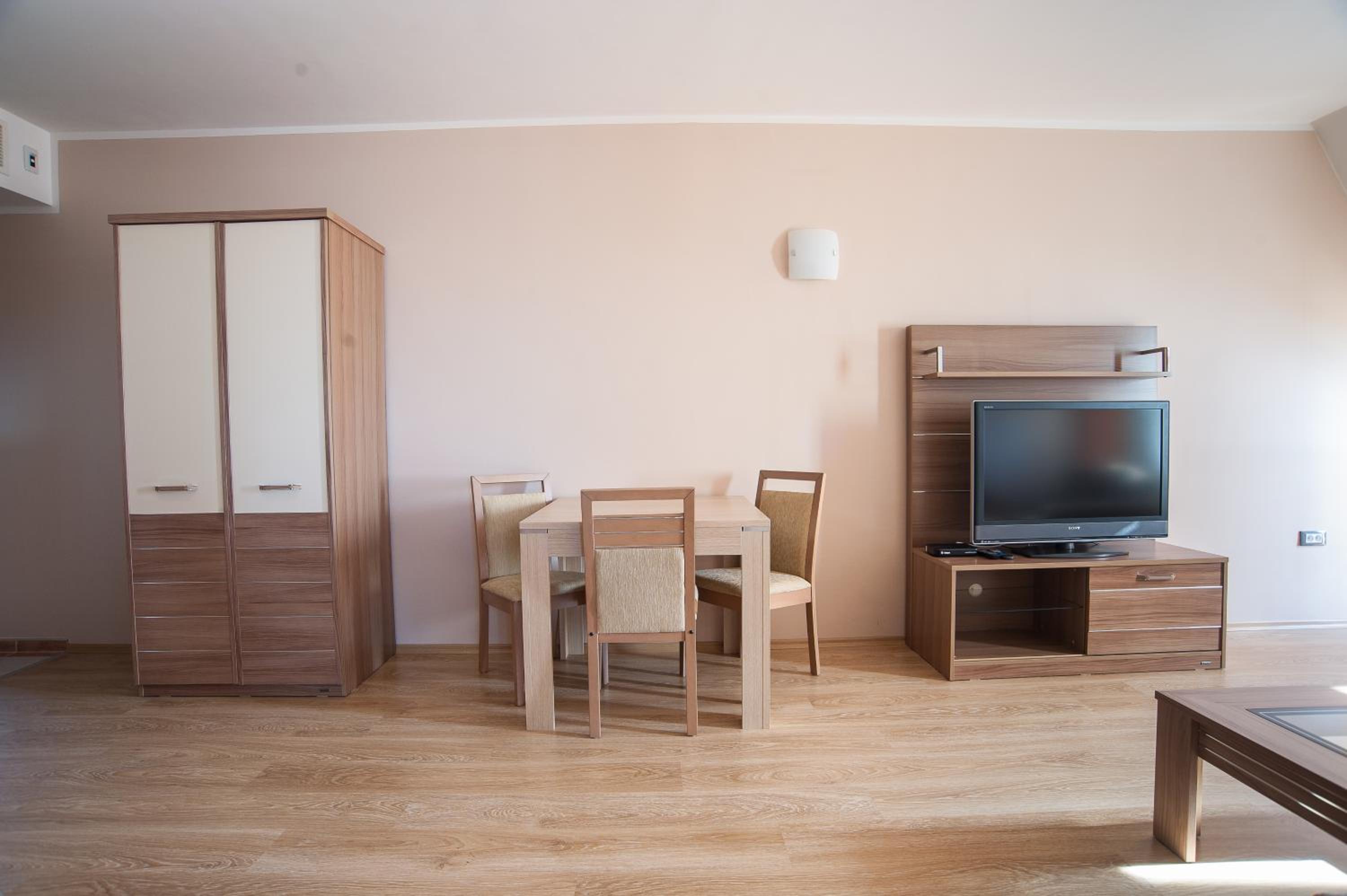 One-Bedroom Suite (2 Adults + 2 Children)