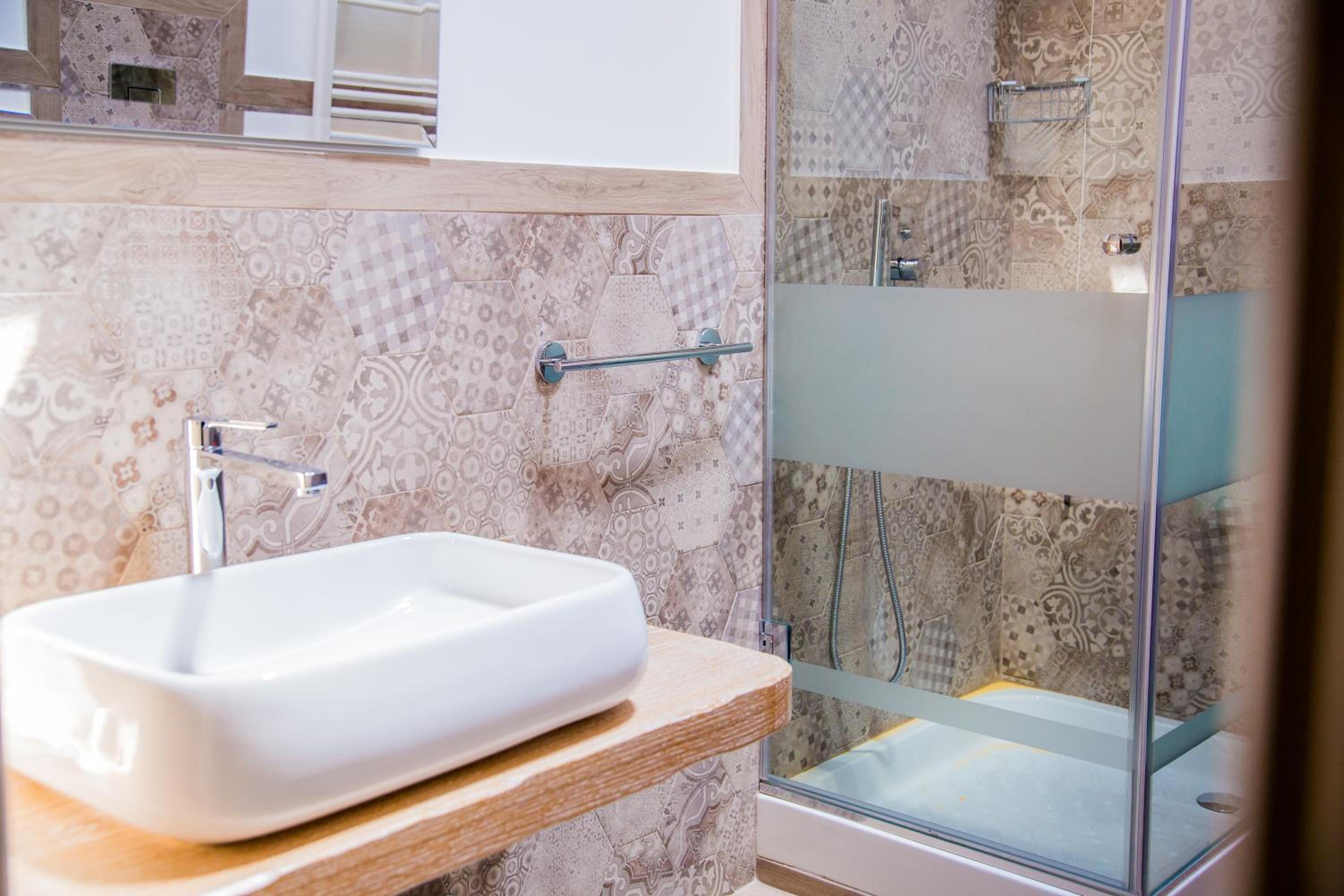 Deluxe Double Room with Shower - Photo 3