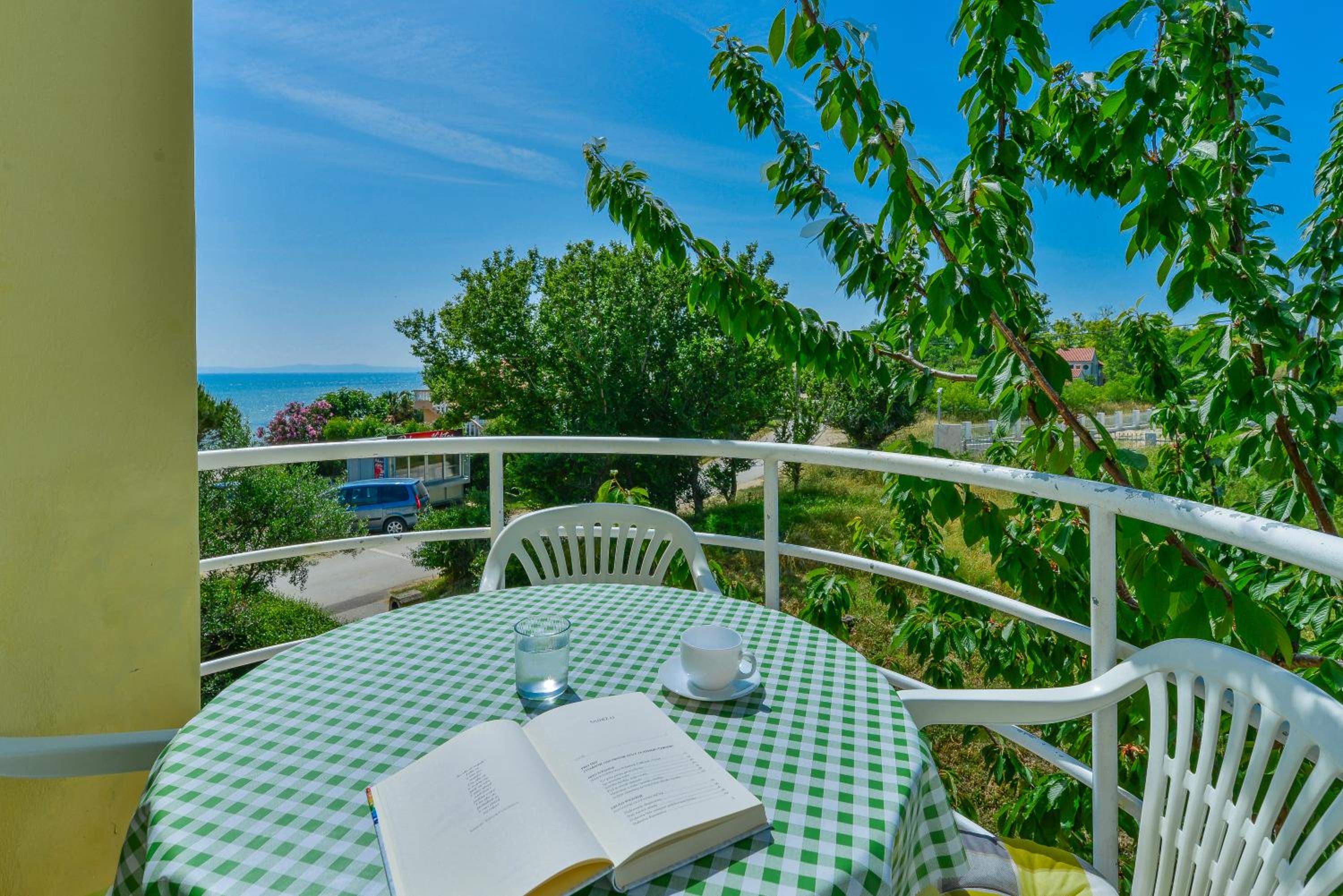 One Bedroom Apartment with Balcony and Sea View photo 3