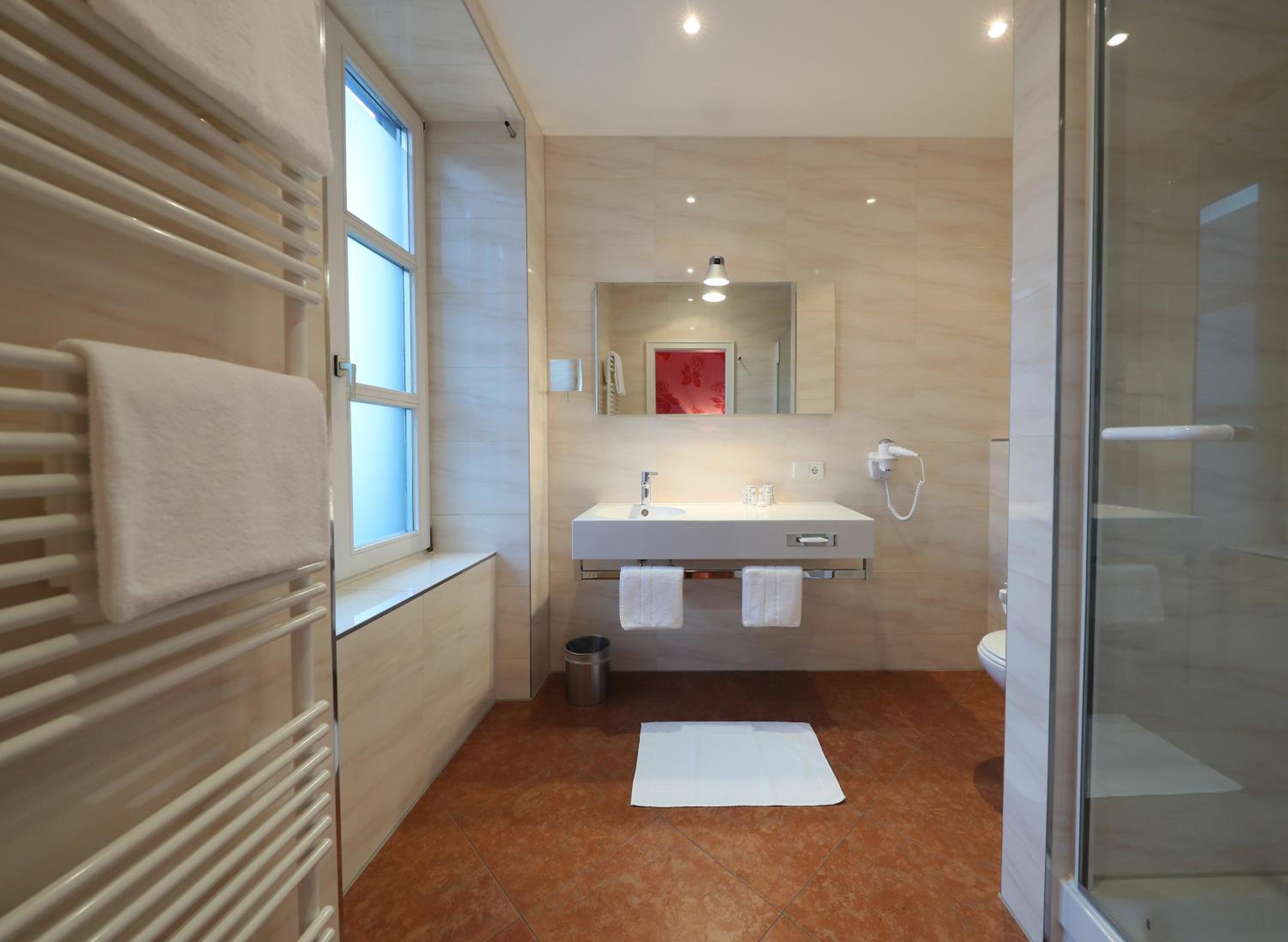 Urban Double Room thumbnail 5