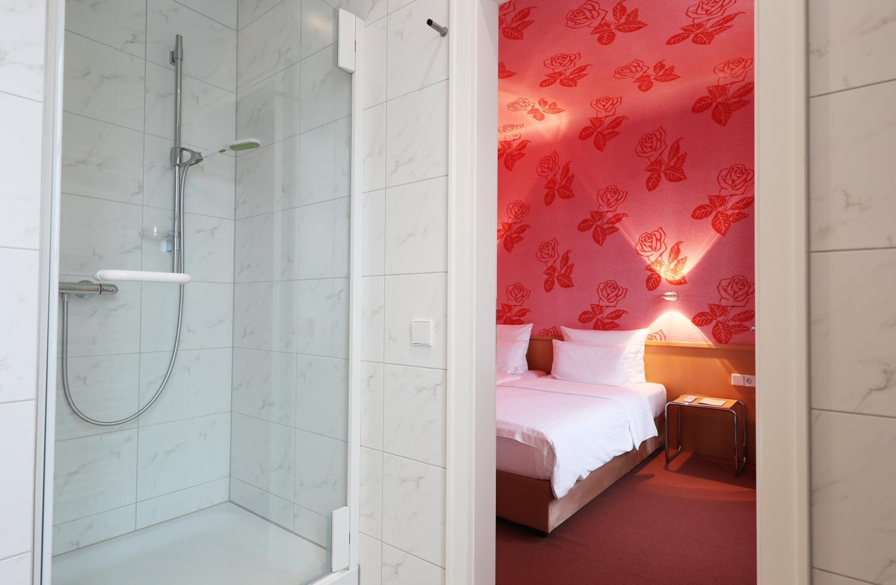 Urban Double Room thumbnail 6