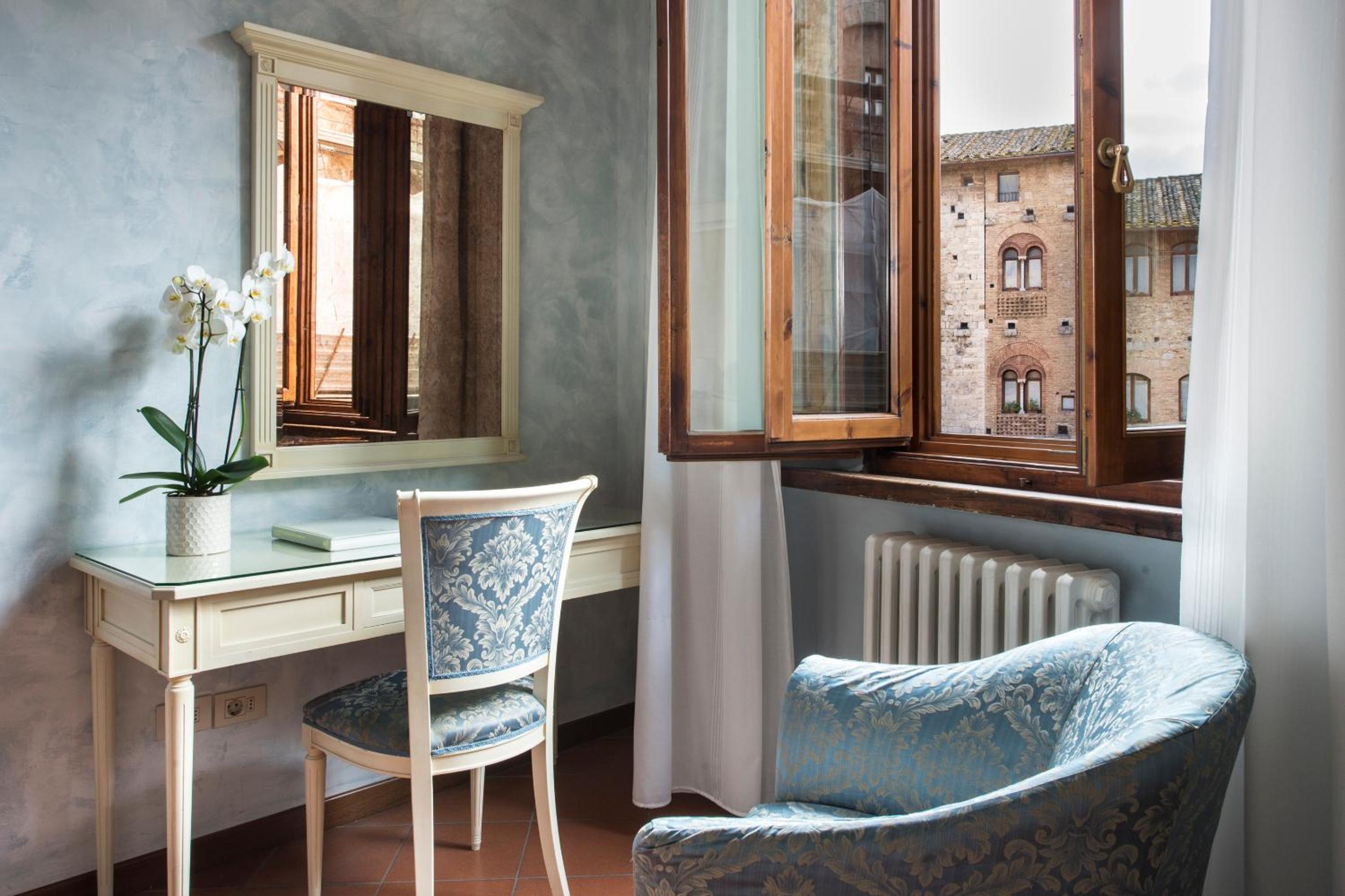 Double or Twin Room with City View - Photo 3