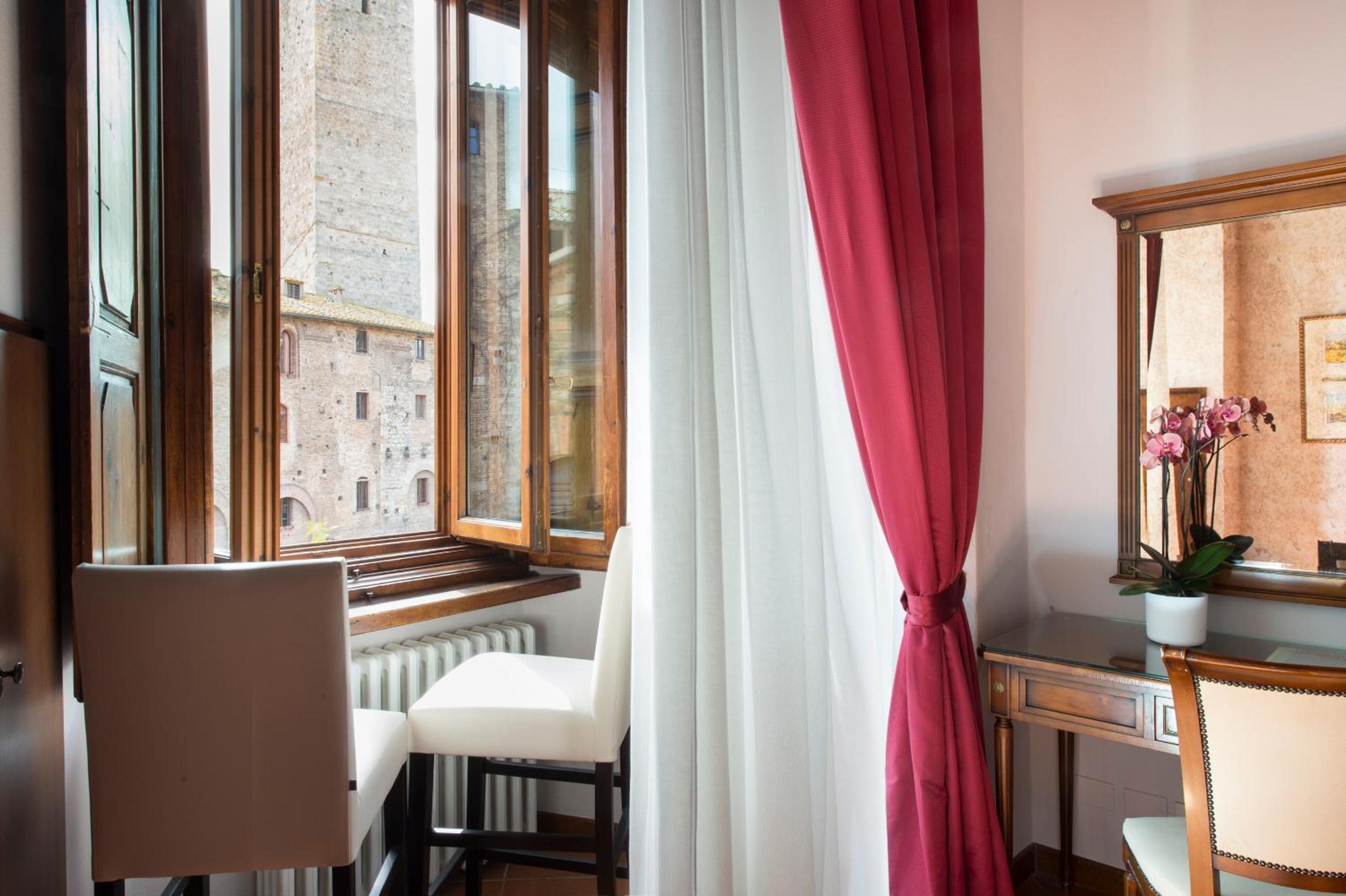 Double or Twin Room with City View - Photo 7