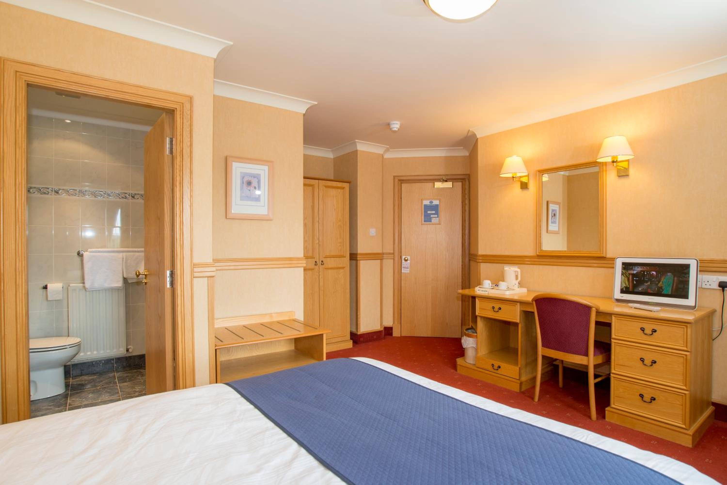 Double or Twin Room with Bathroom - Photo 2