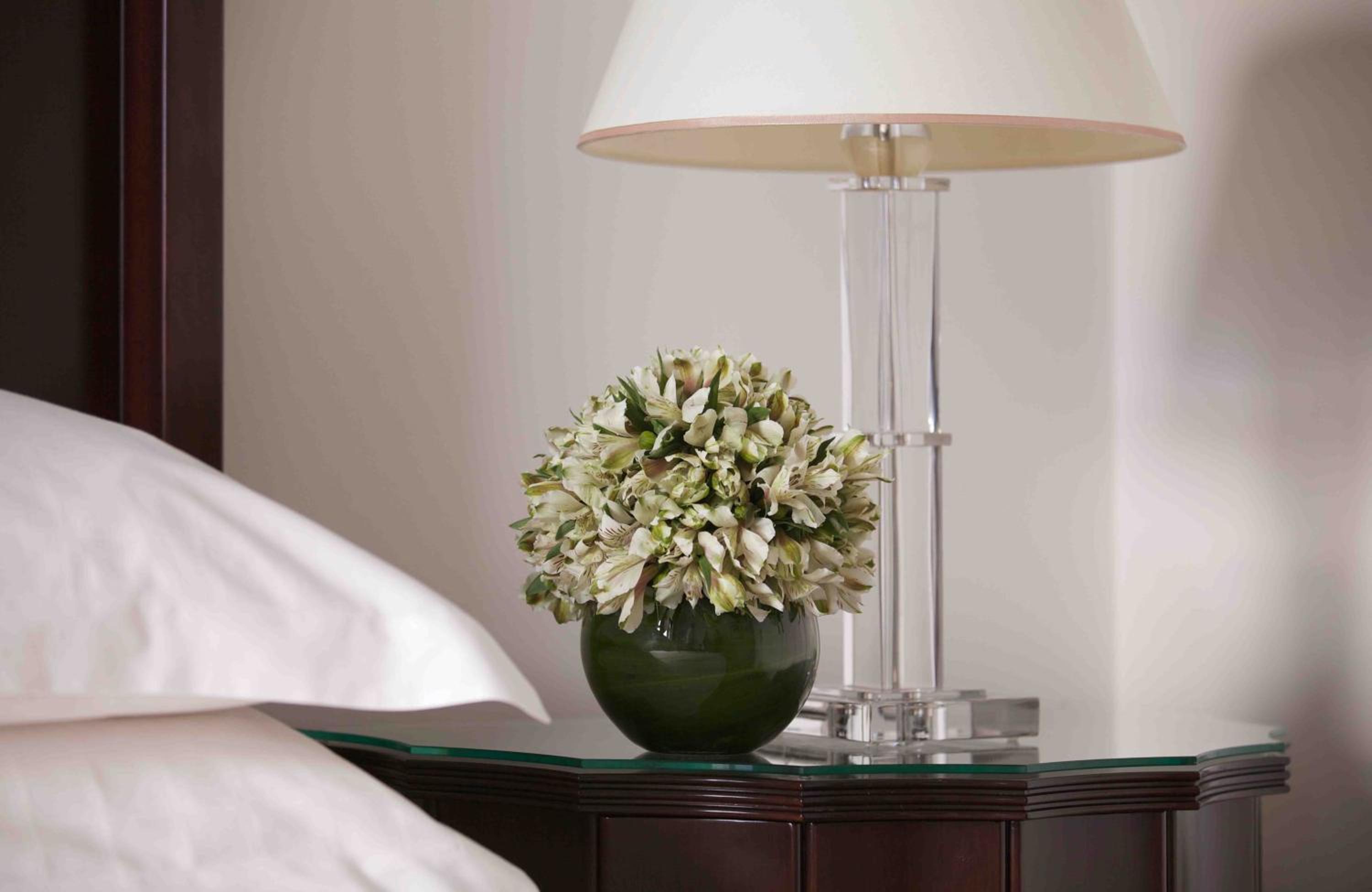 Superior Room with One King Bed - Photo 4