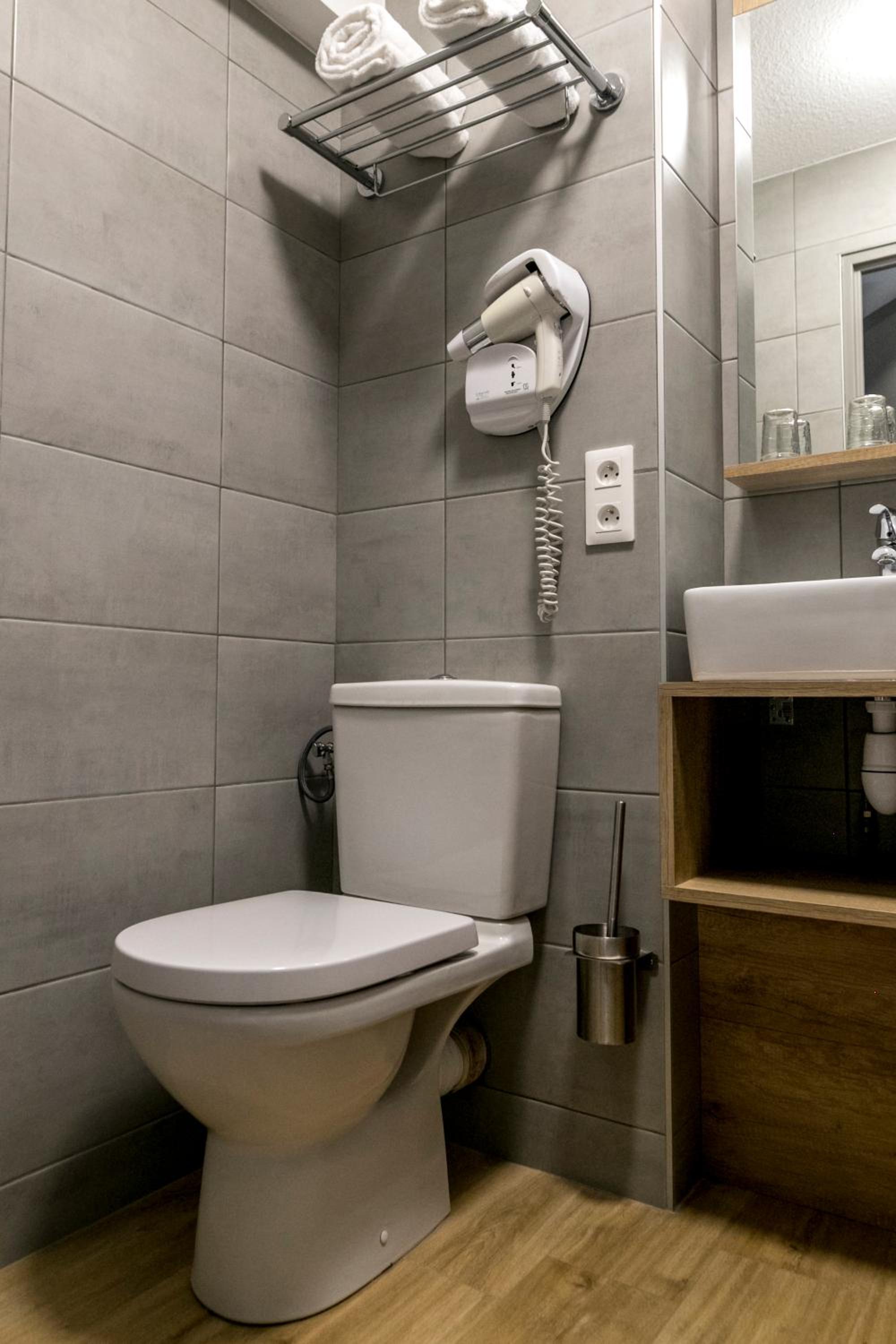 Comfort Queen Room - Photo 7