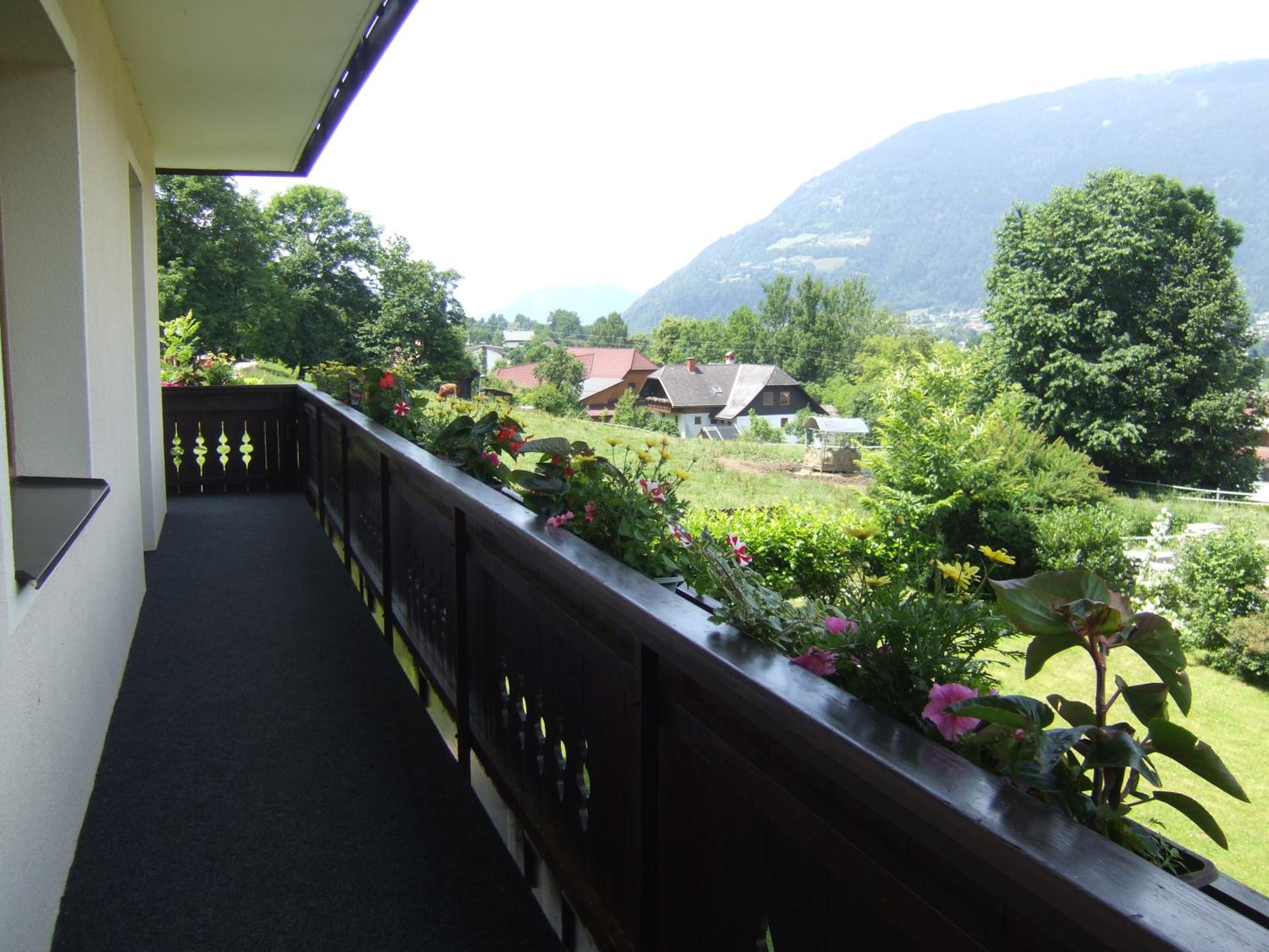 One-Bedroom Apartment with Lake View photo 3