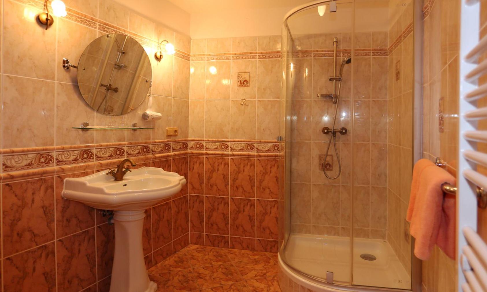 Twin Room with Bathroom - Photo 4