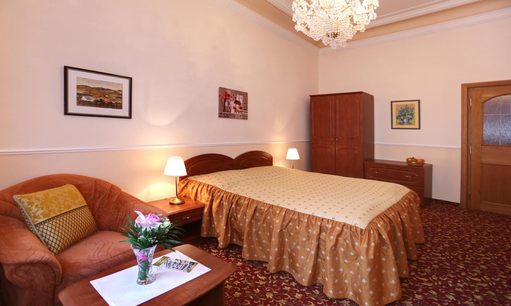 Suite - Photo 1