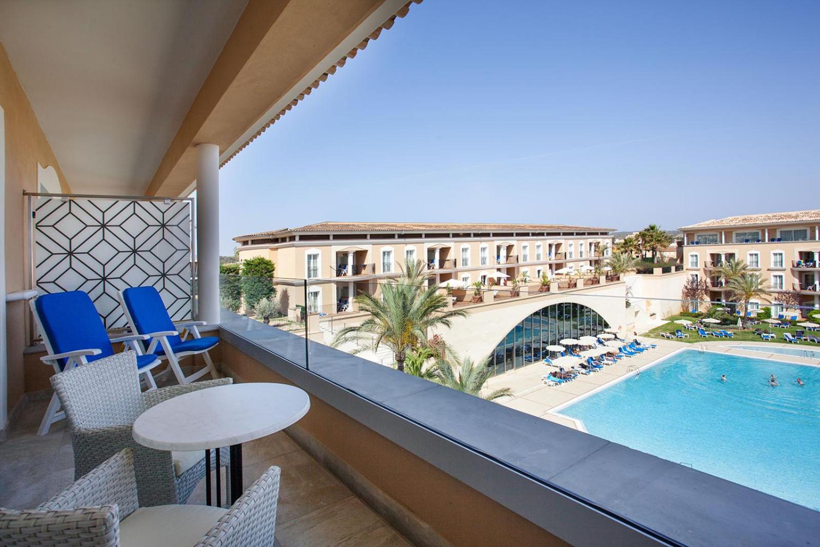 Junior Suite with Pool View (2 Adults) - Photo 4