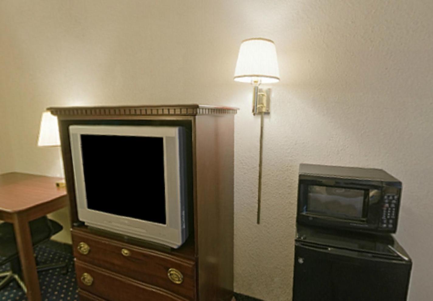 King Room - Non-Smoking - Photo 4
