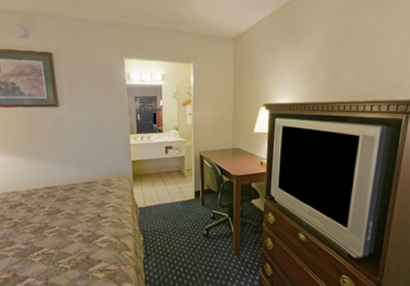King Room - Non-Smoking - Photo 3