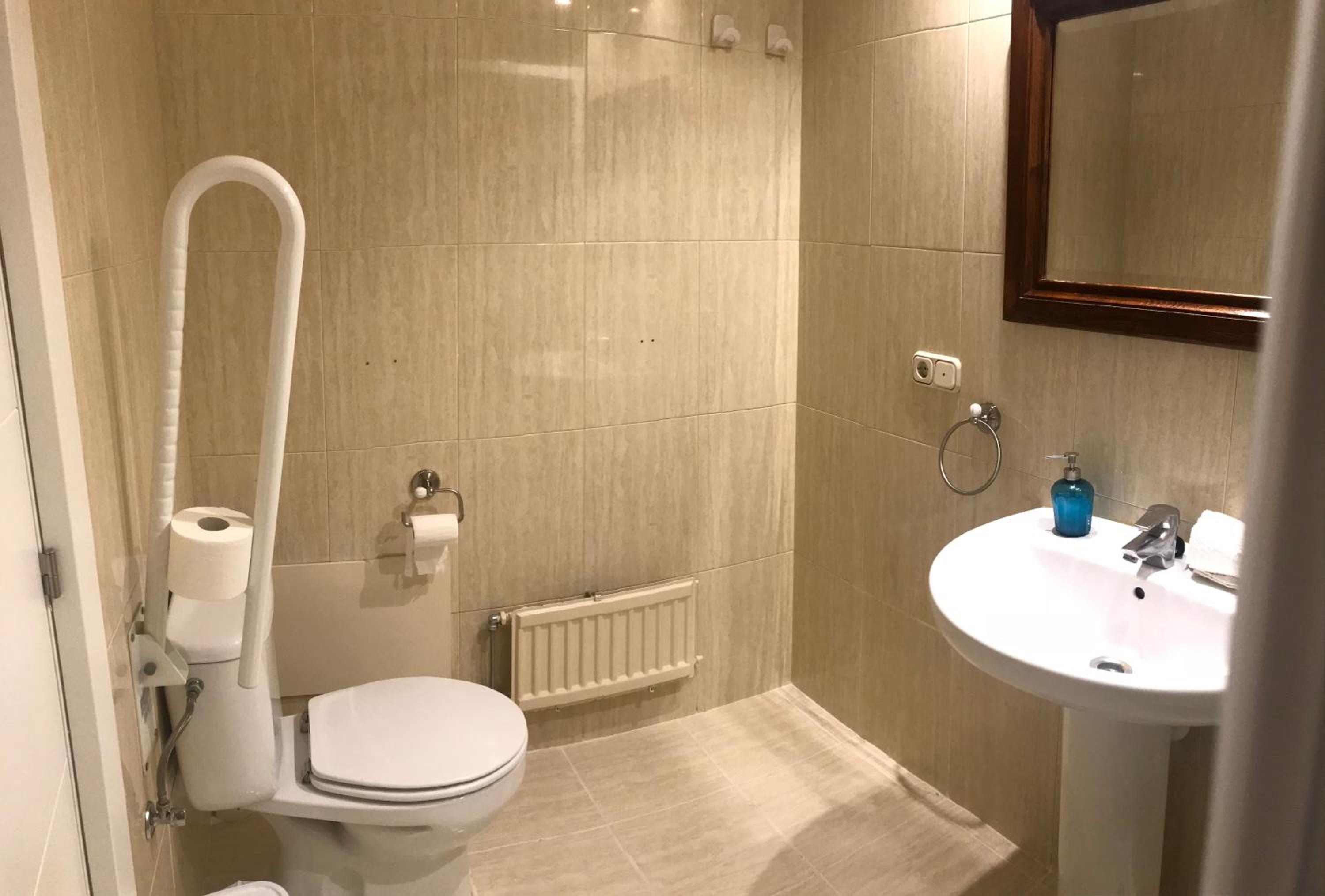 Twin Room - Photo 2