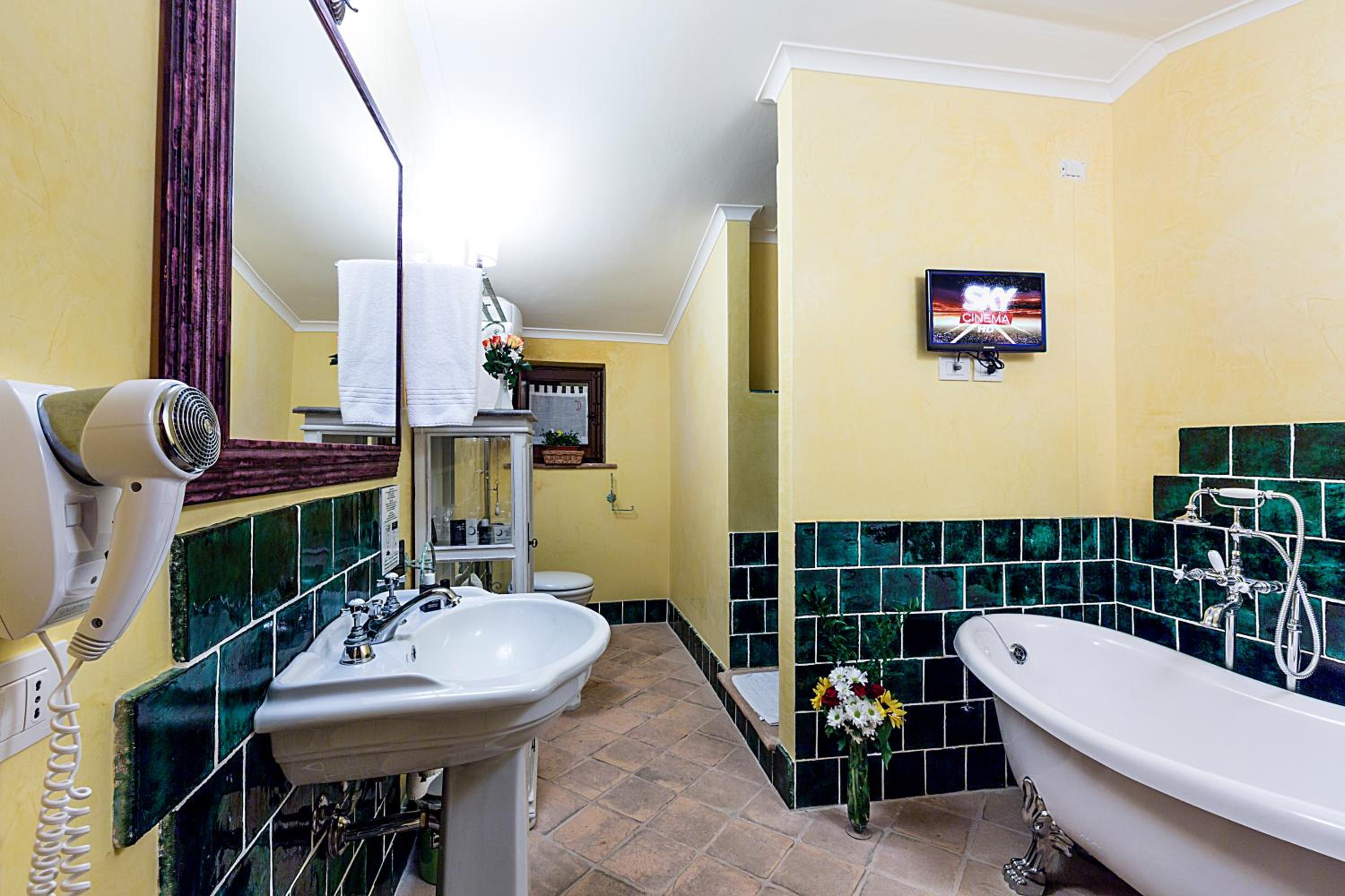 Suite - Photo 2