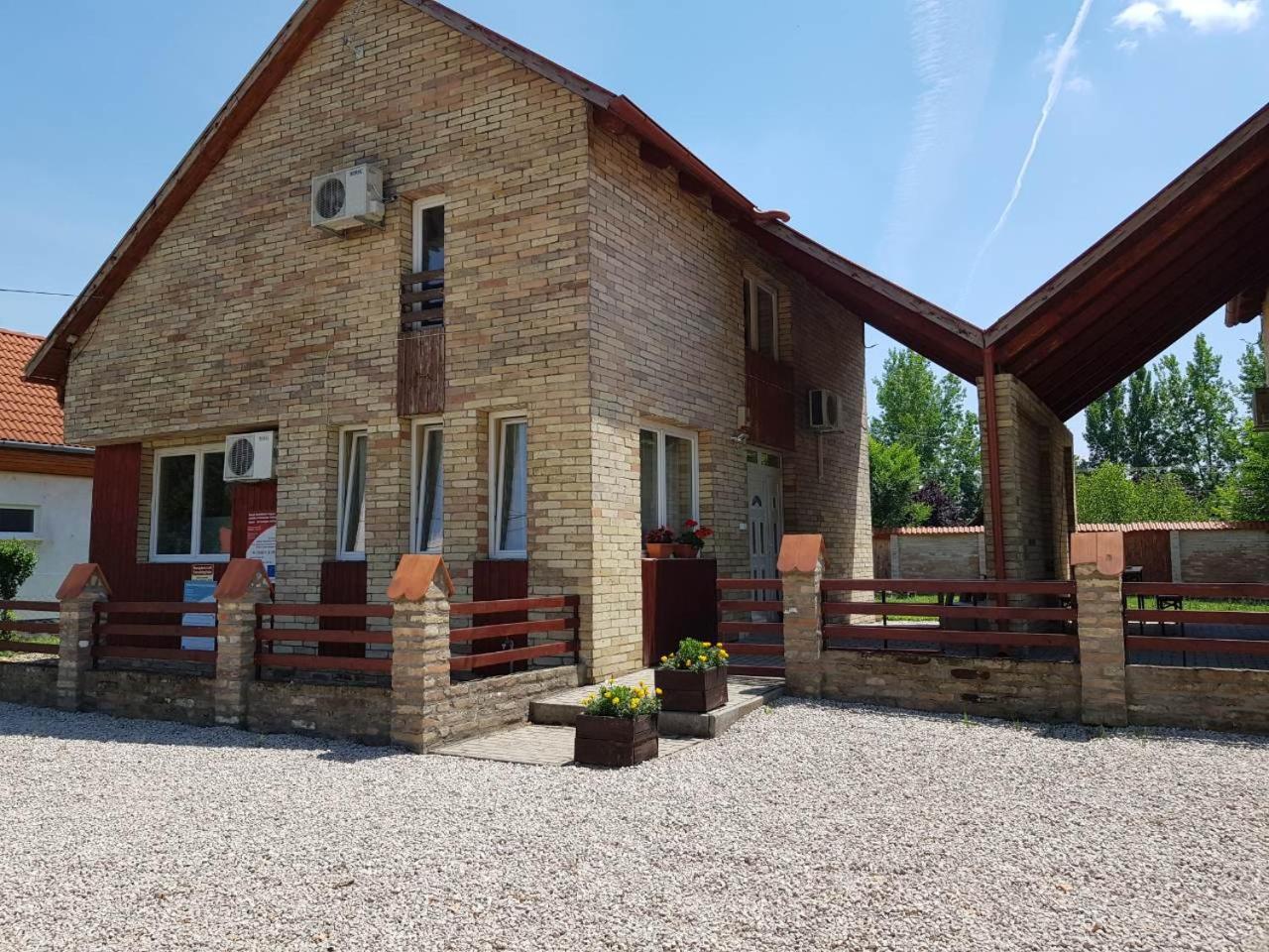 Six-Bedroom House - Photo 1