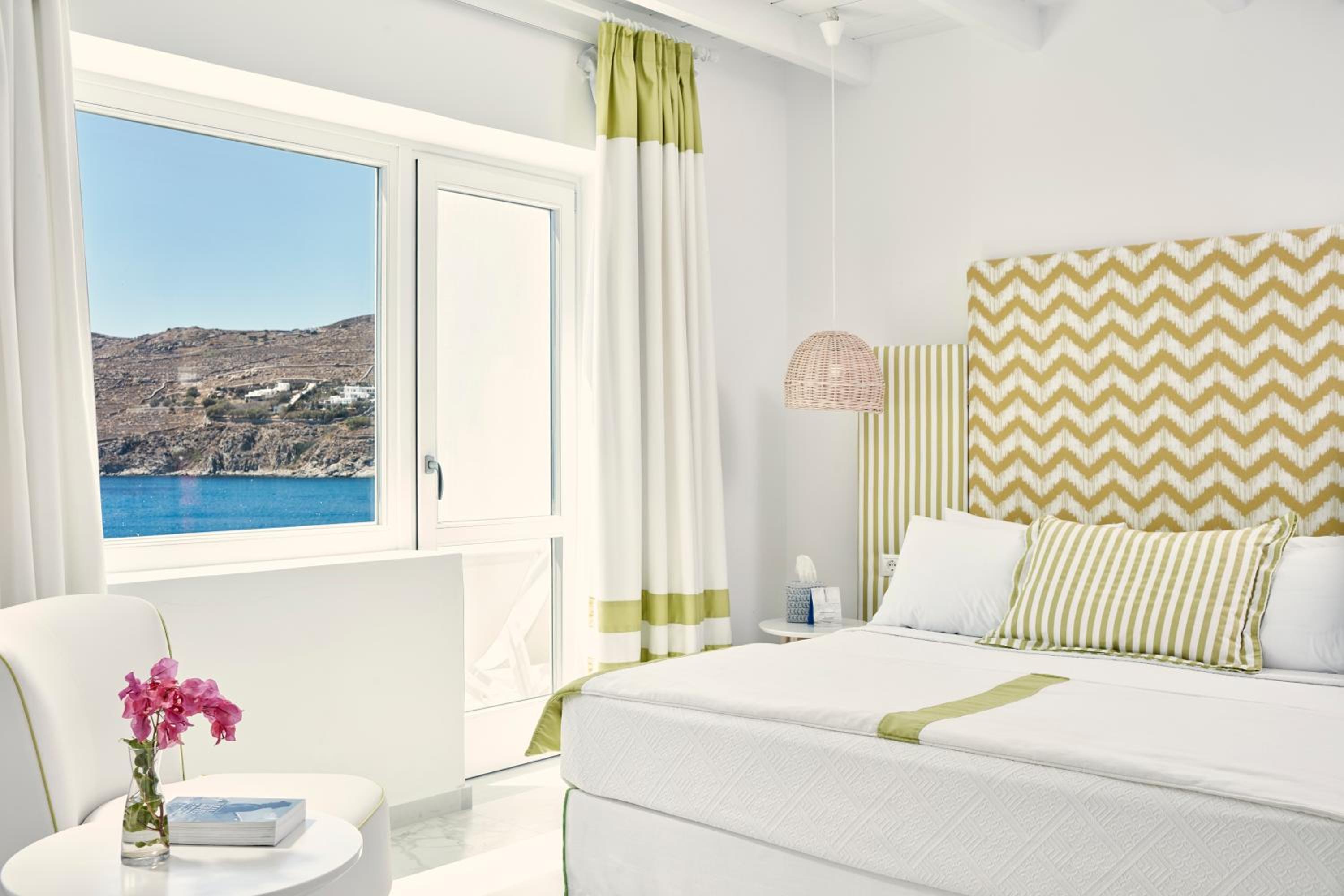 Honeymoon Sea View Suite with Outdoor Jetted Tub - Photo 7