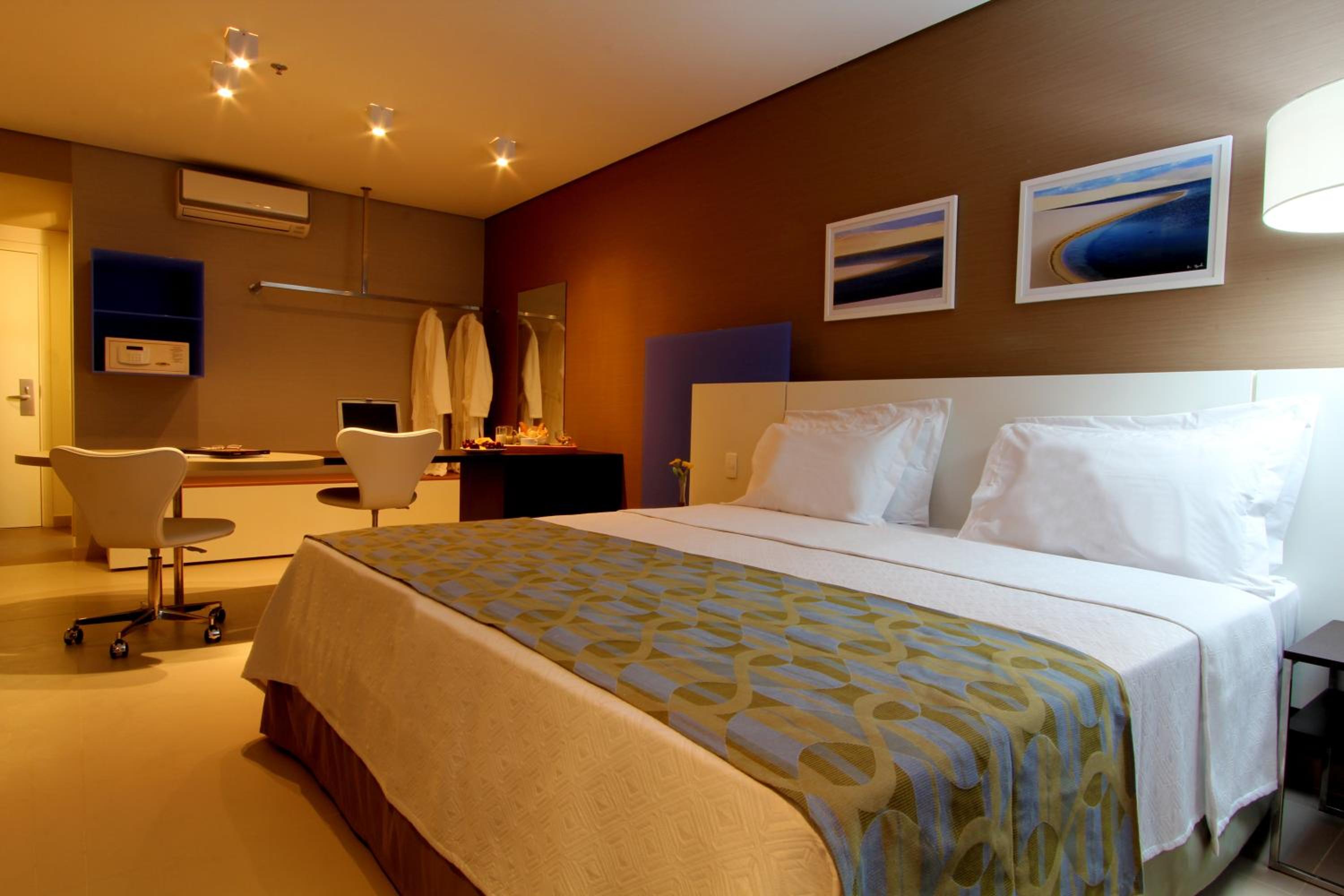 Standard Double - 1 King Bed thumbnail 5