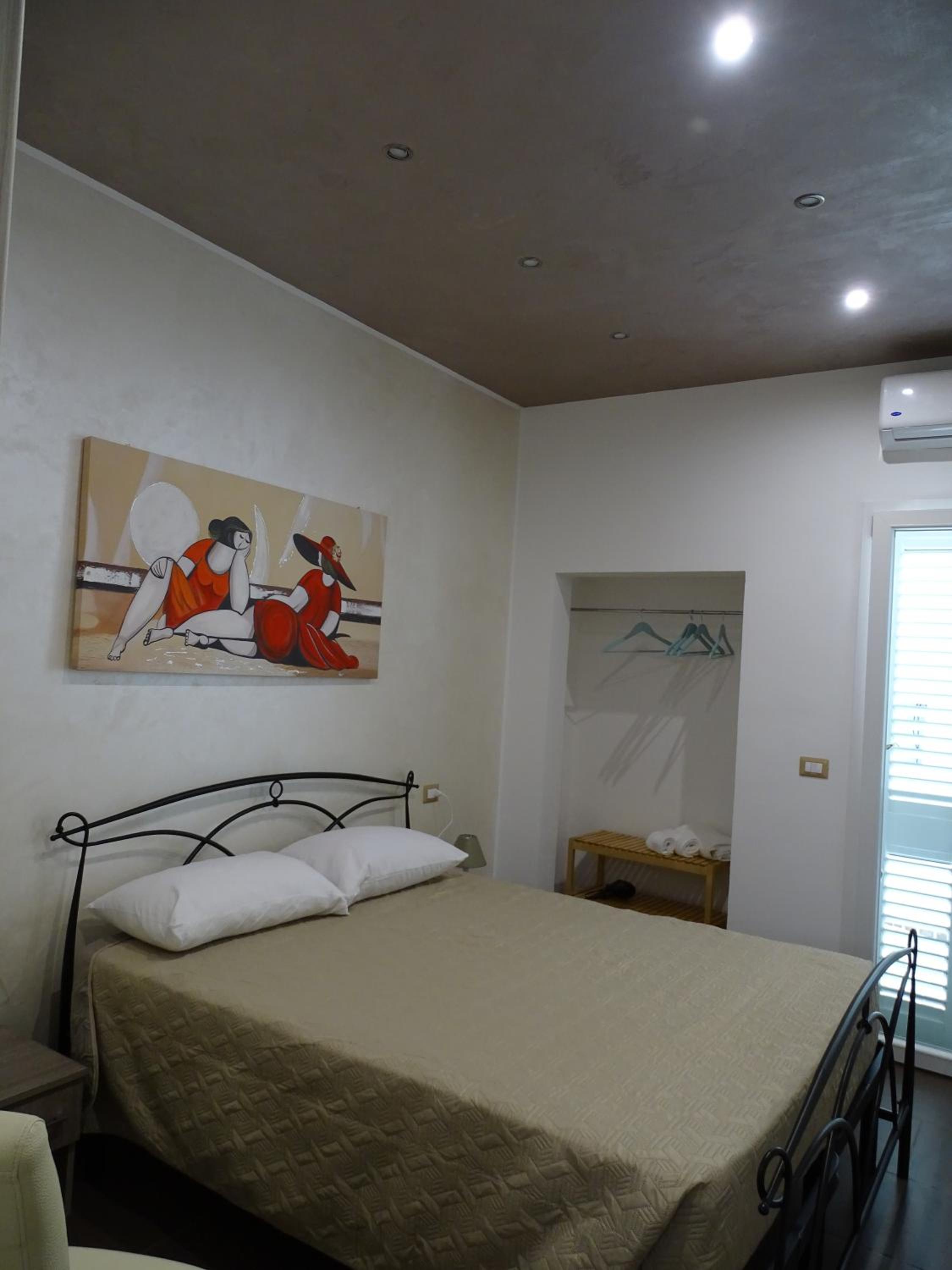 Standard Queen Room photo 2
