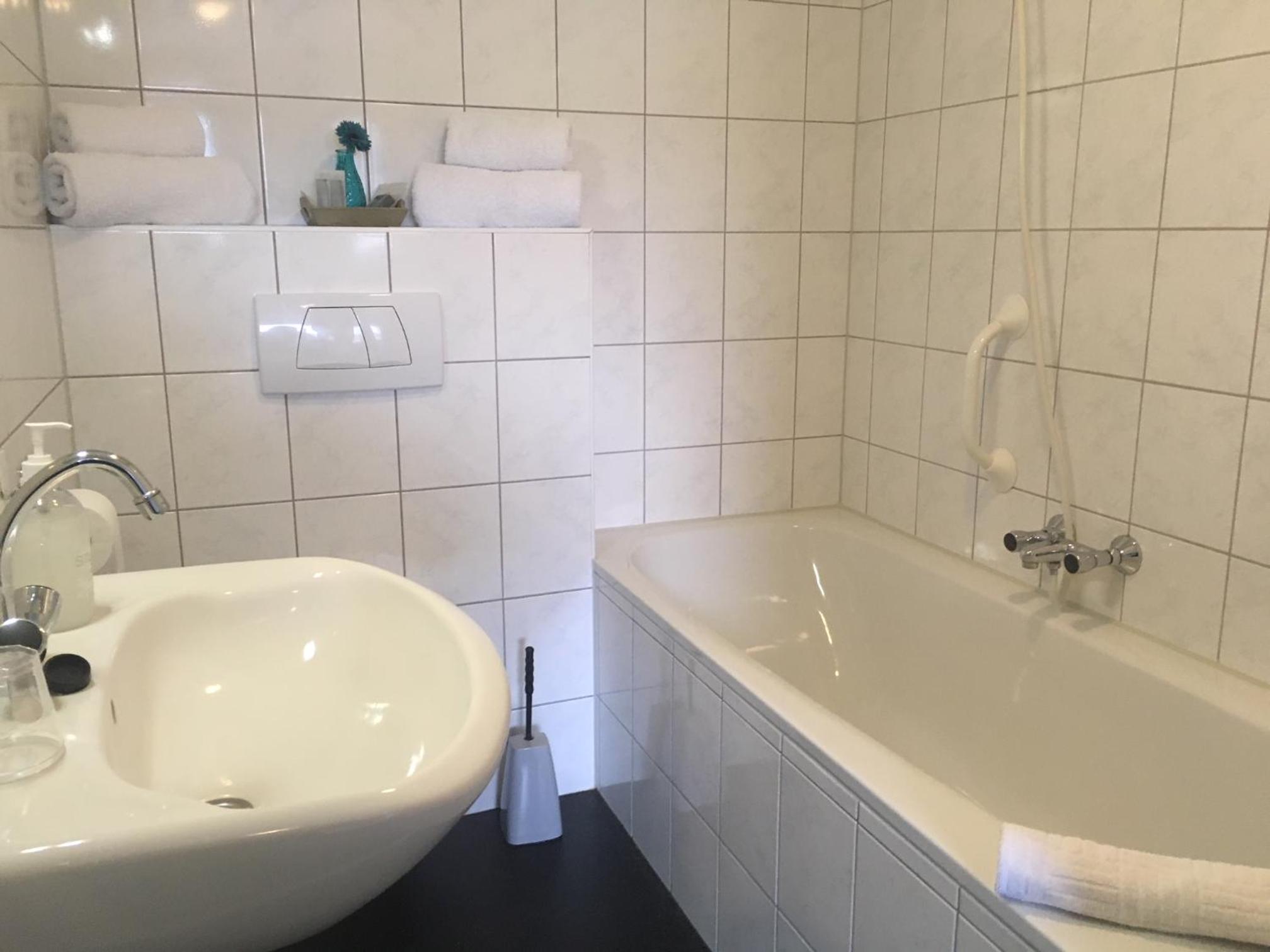 Double Room with Private Bathroom - Photo 3