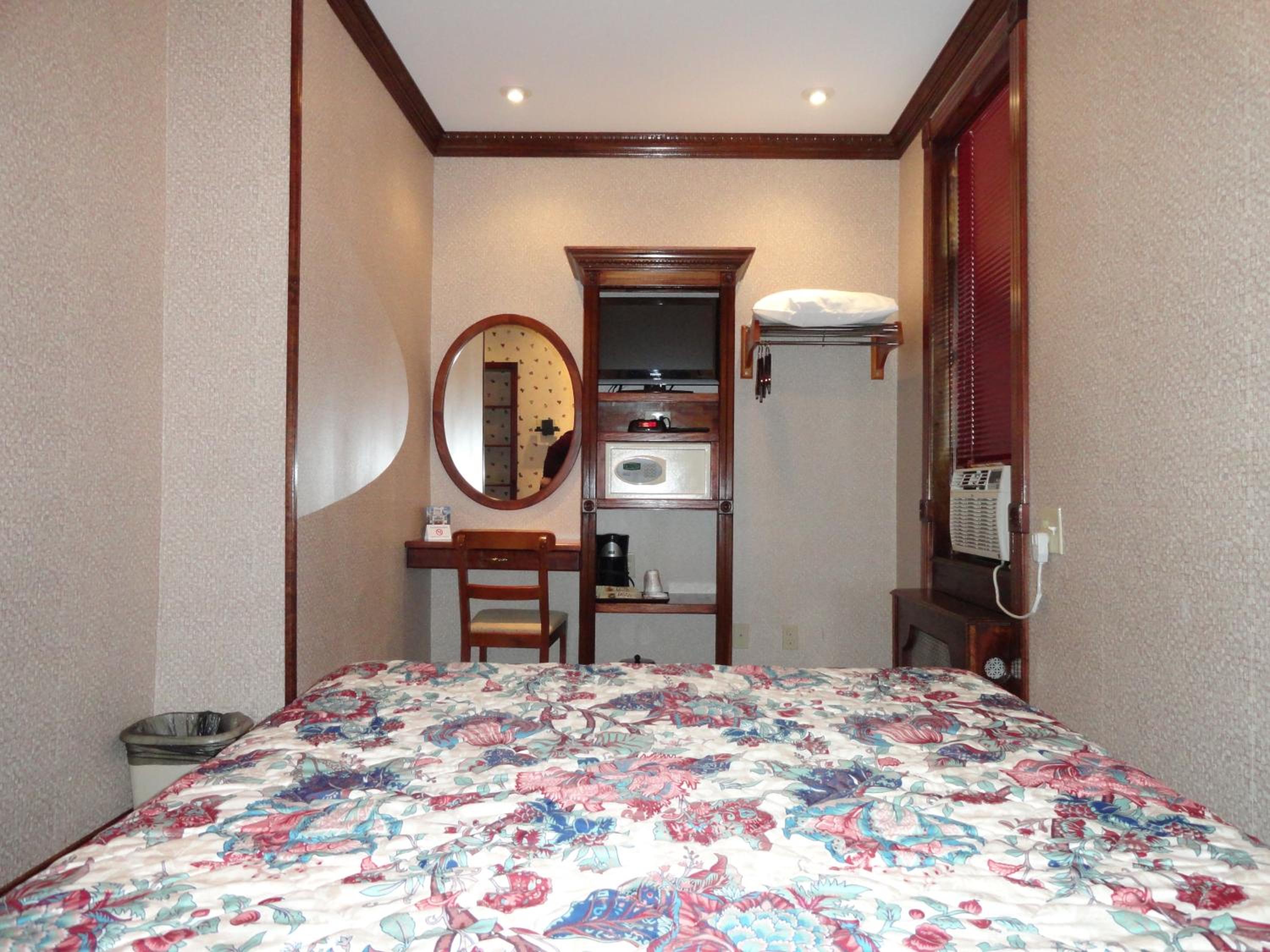 Queen Room with Shared Bathroom photo 1