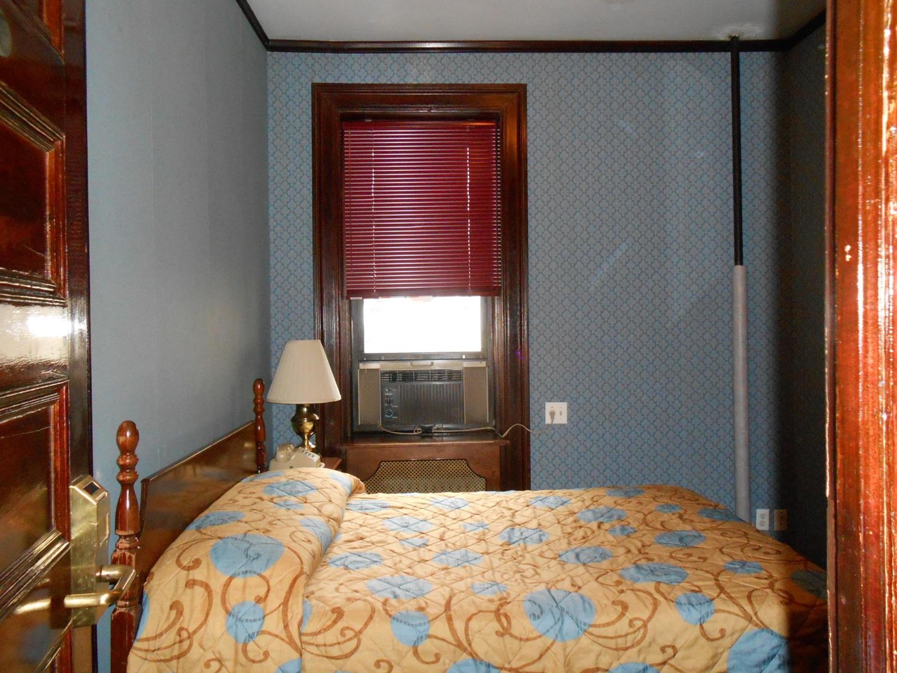 Queen Room with Shared Bathroom photo 2