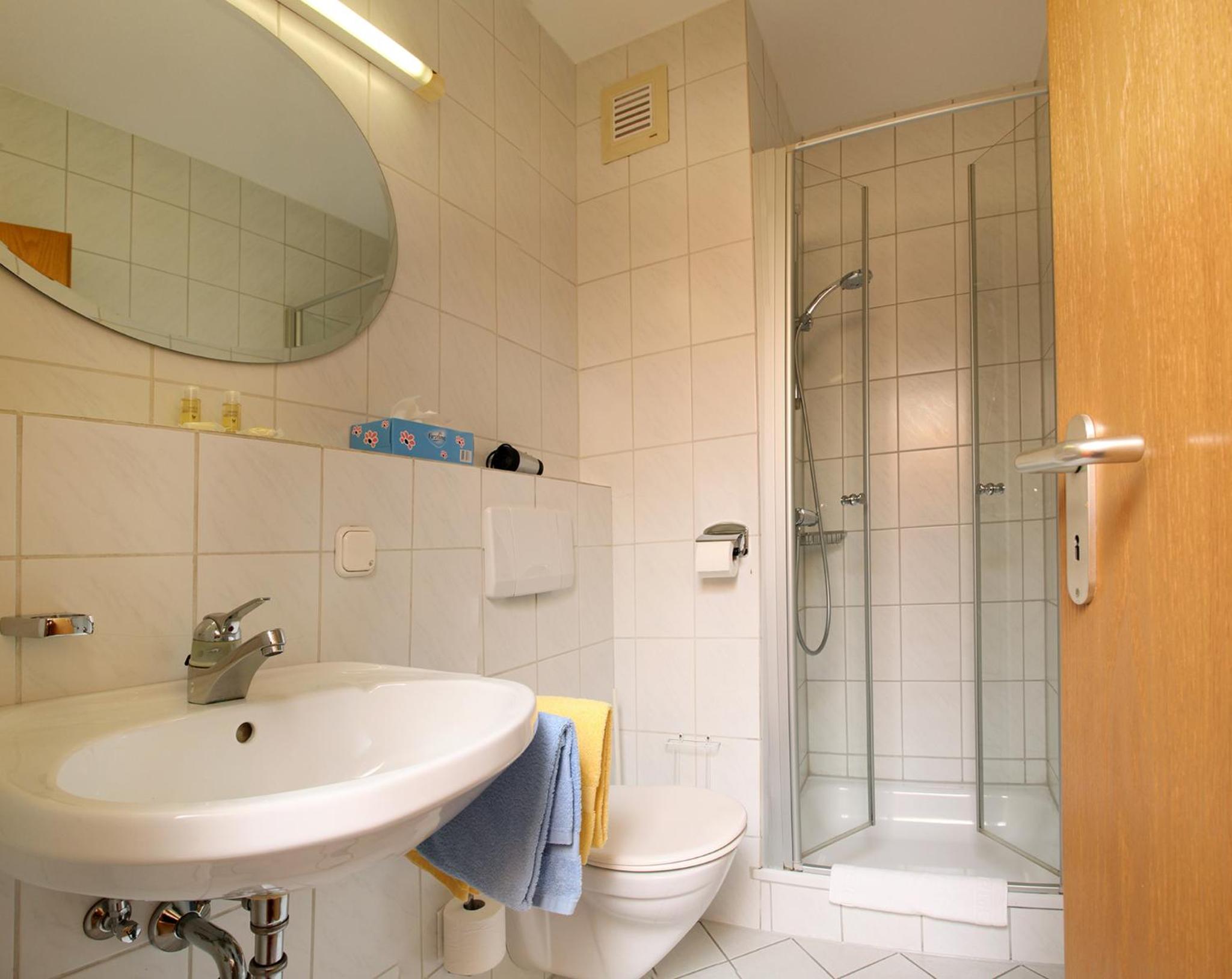 Twin Room with Balcony - Photo 16