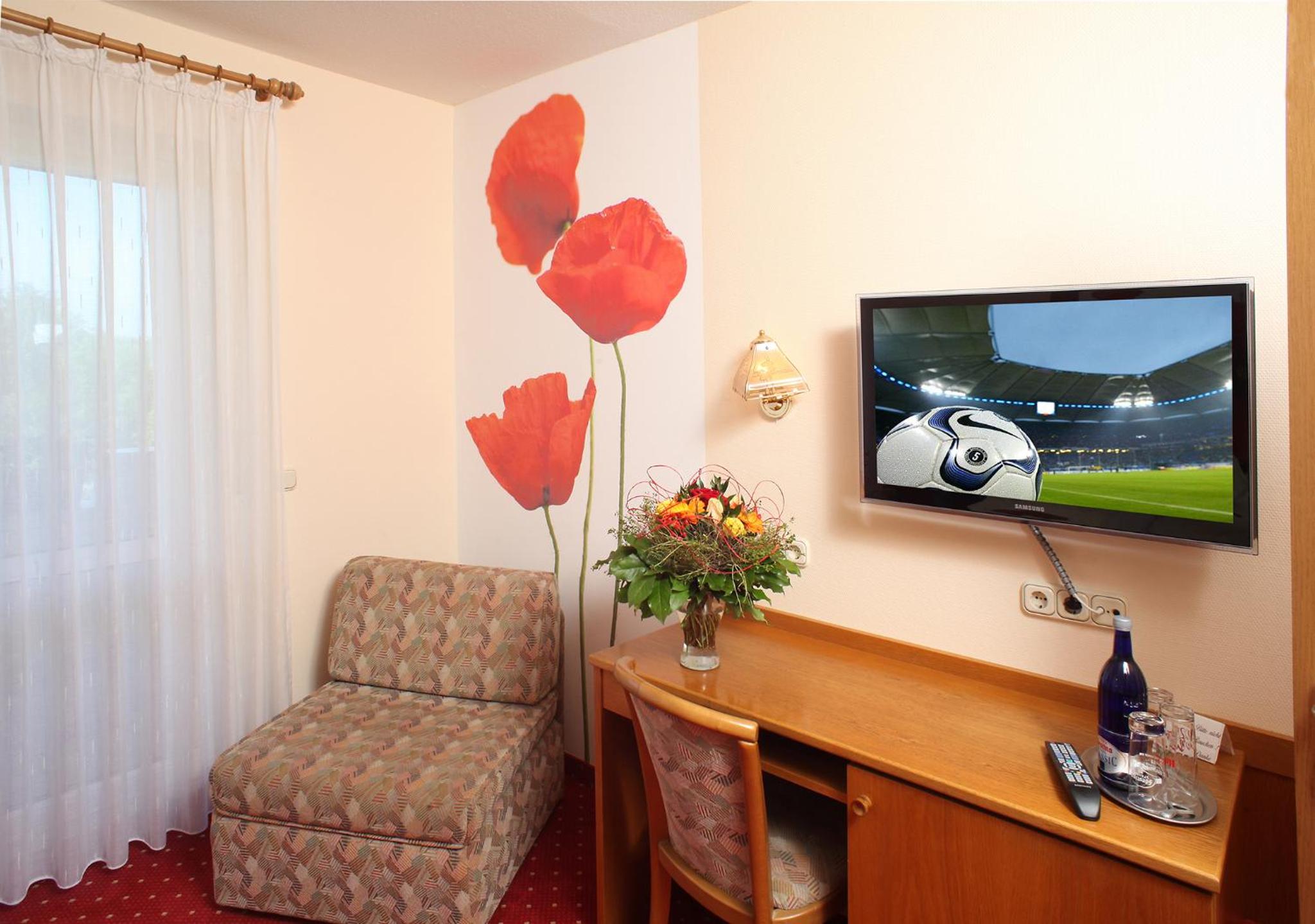 Twin Room with Balcony - Photo 11