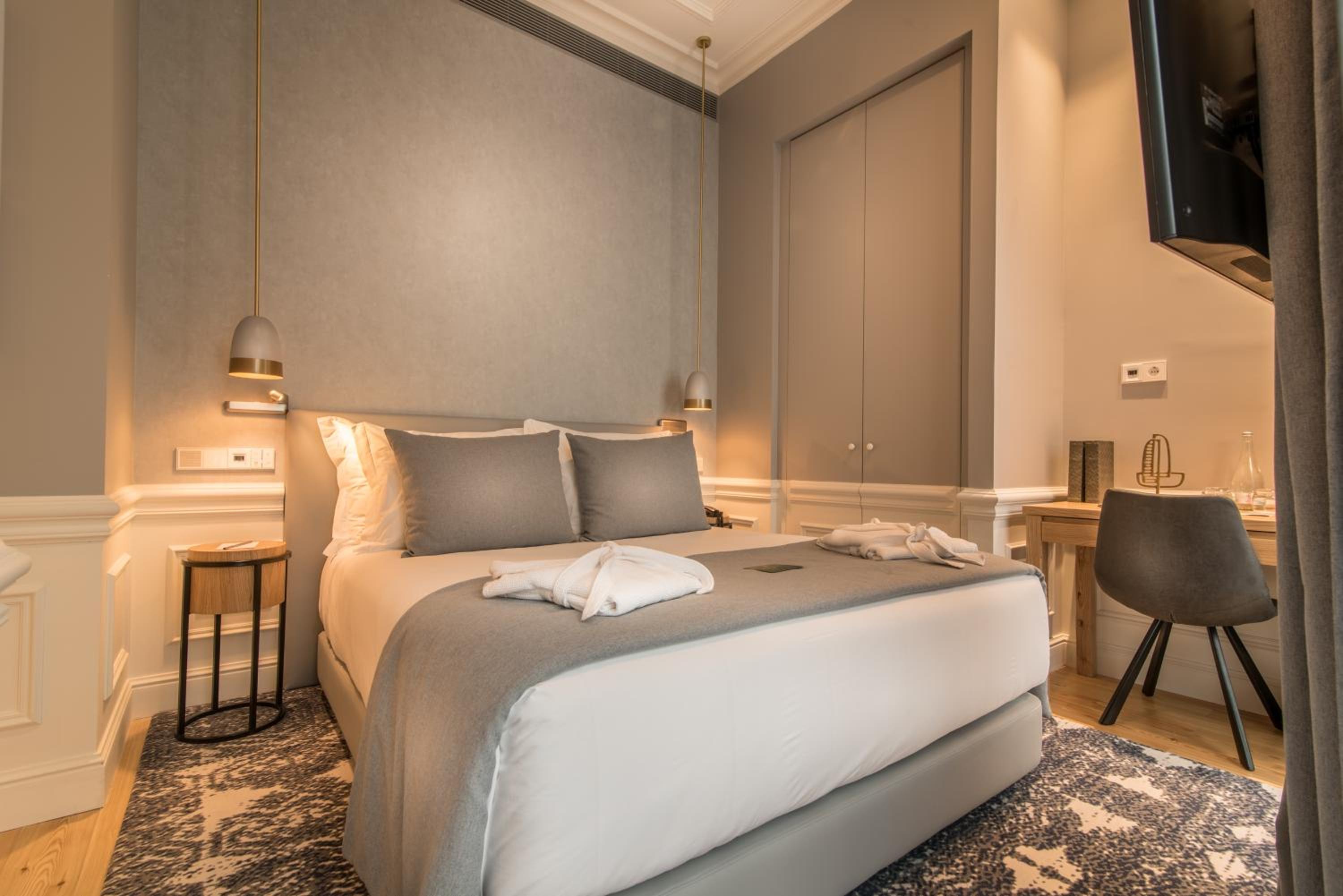Small Double Room with Interior View photo 2