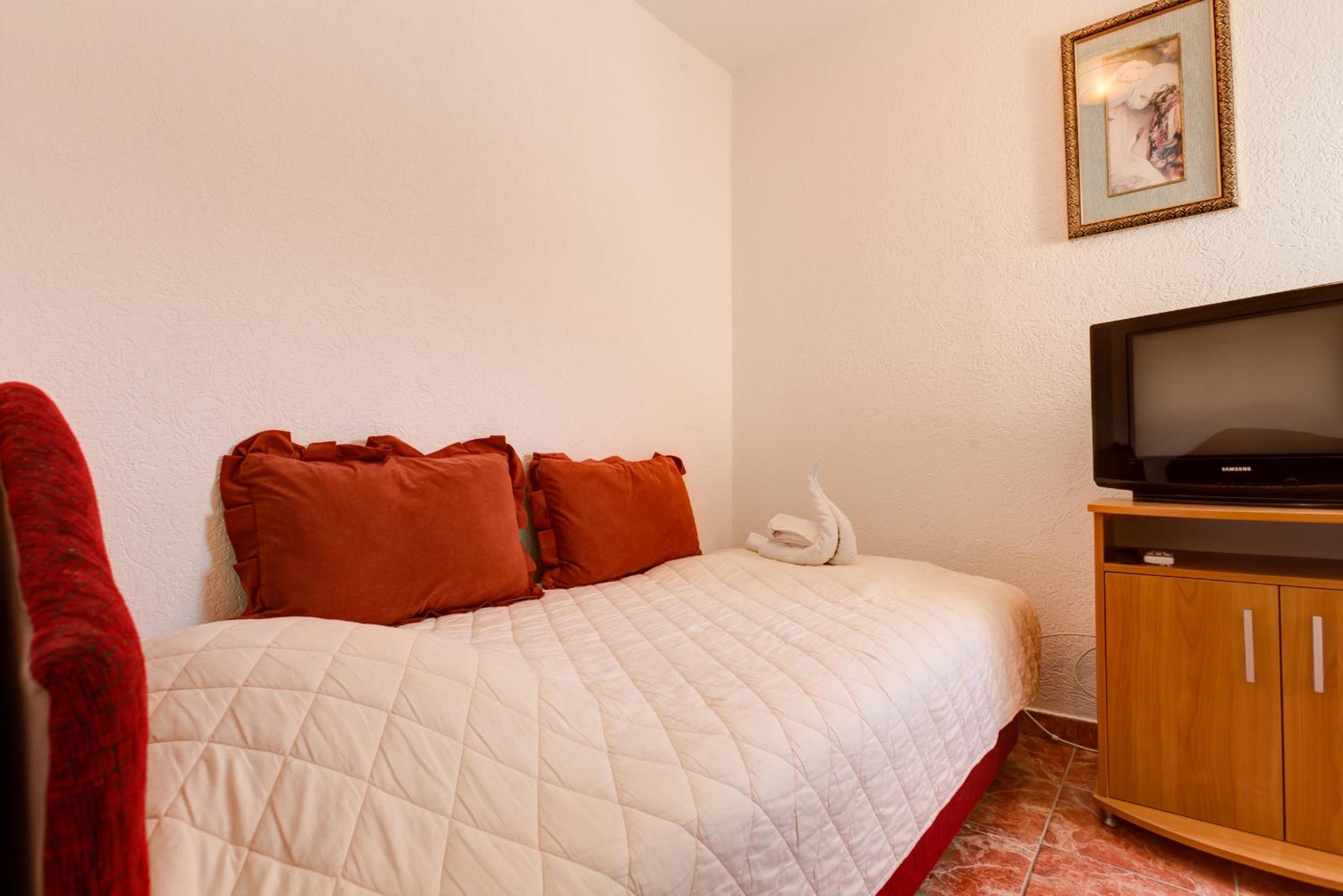 Single Room With Bathroom - Pool View