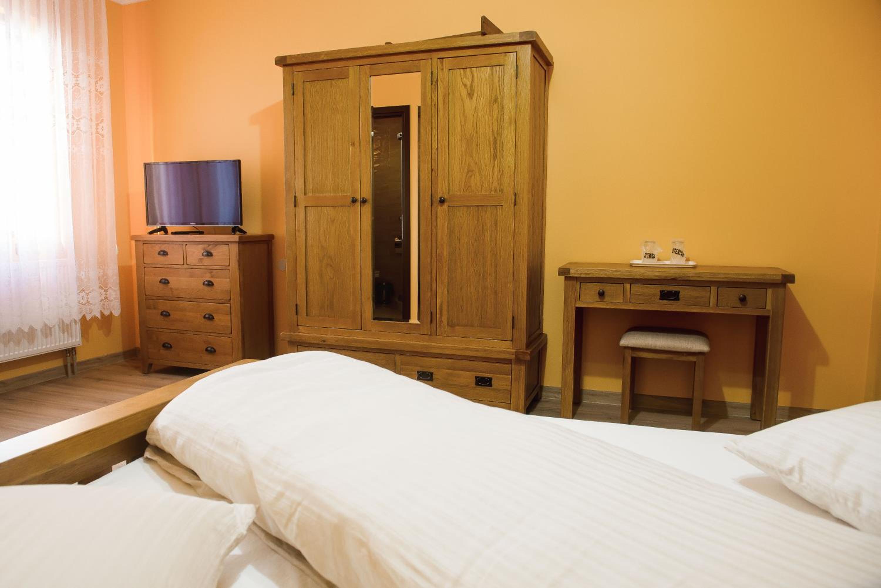 Standard King Room - Photo 6
