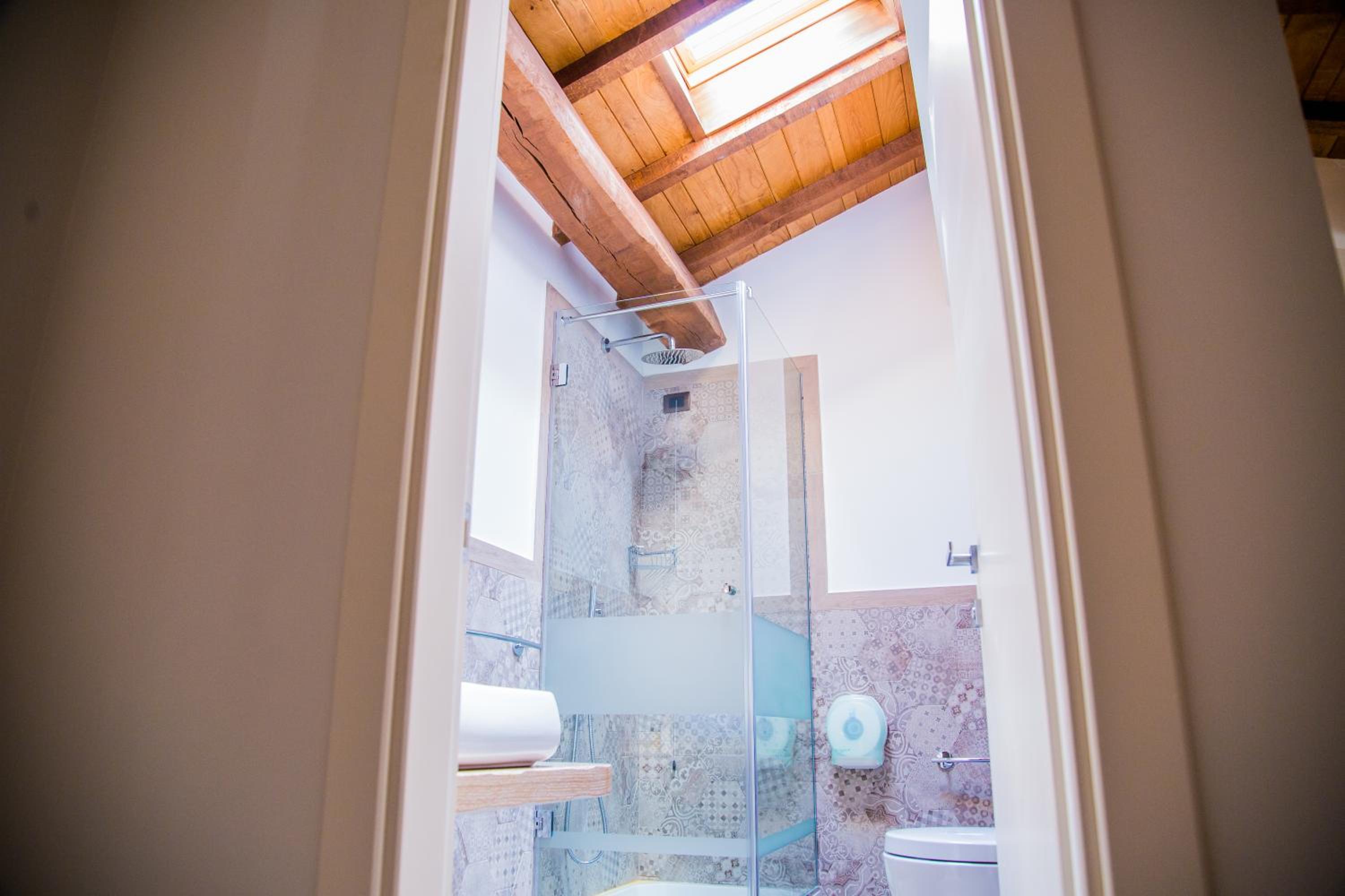 Deluxe Double Room with Shower - Photo 4