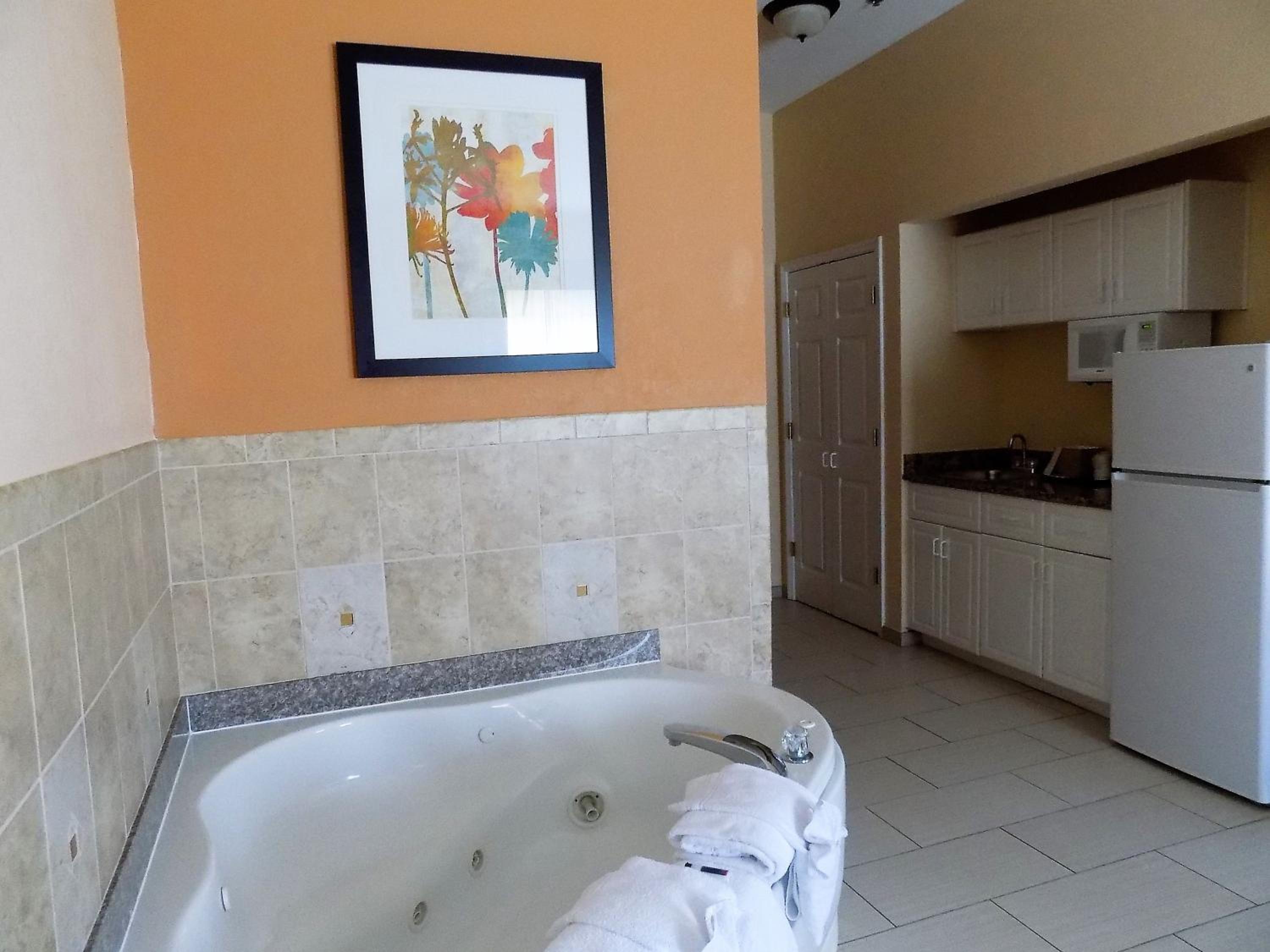 Deluxe King Suite with Hot Tub - Non-Smoking photo 3