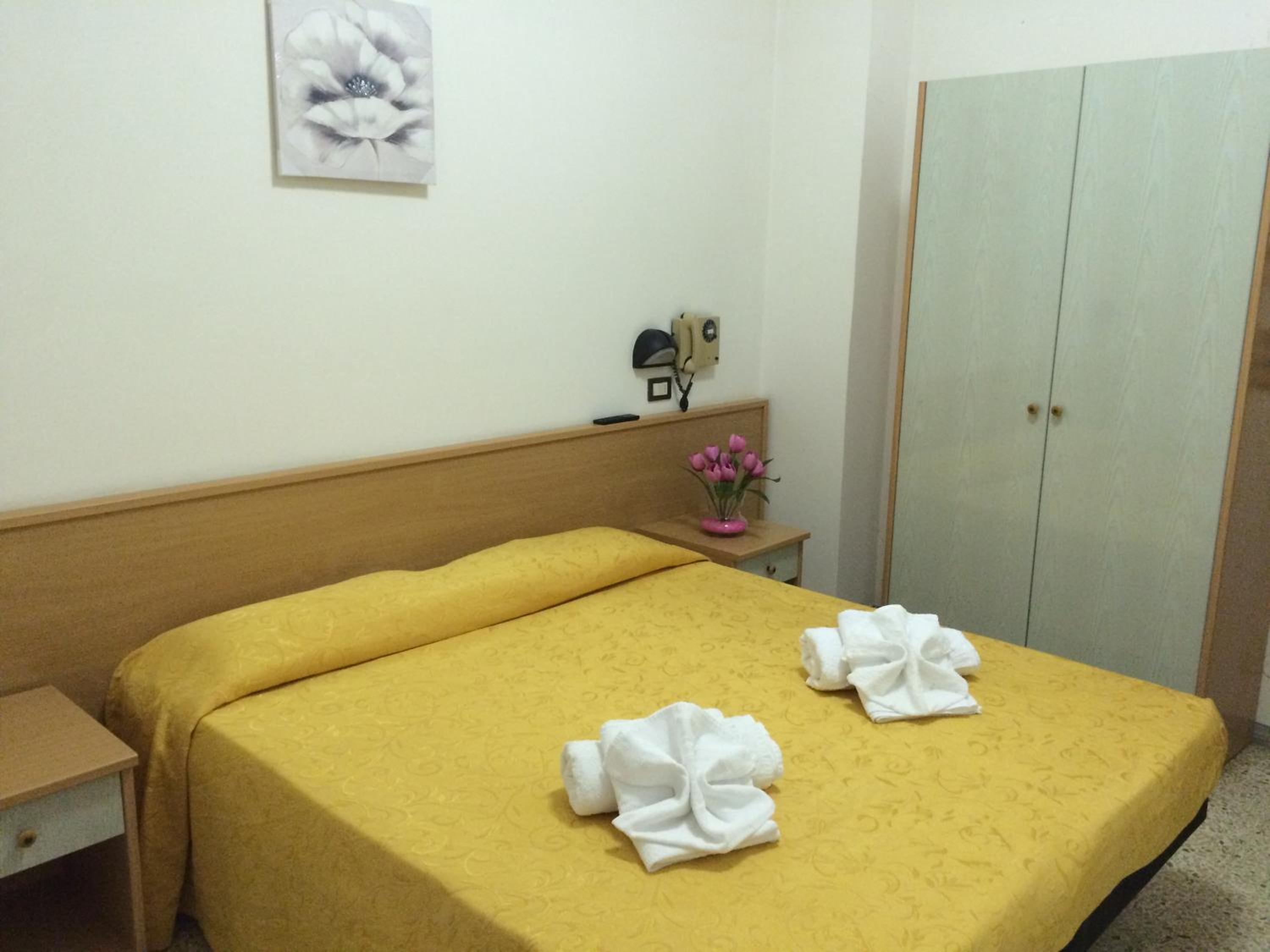 Double or Twin Room with Balcony - Photo 11