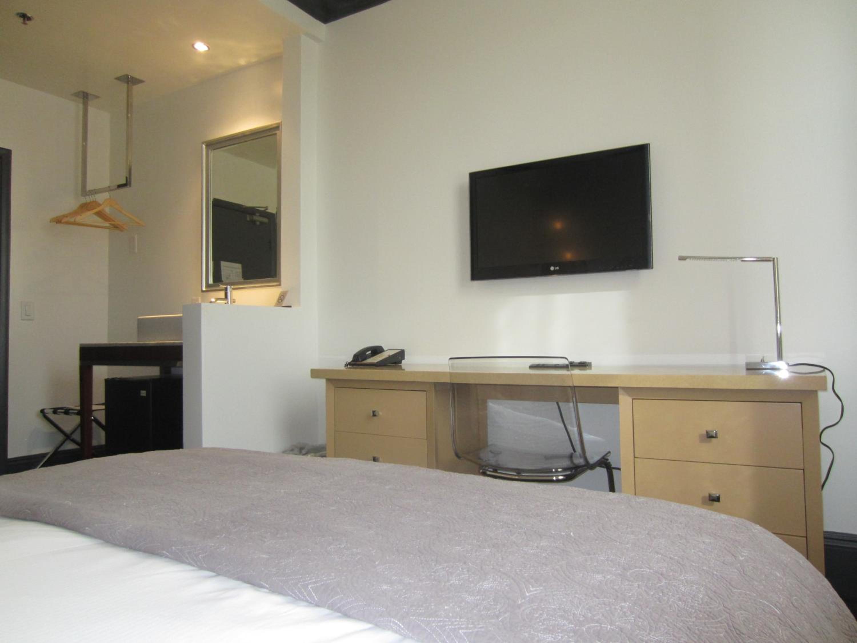 Deluxe Queen Room with City View photo 2