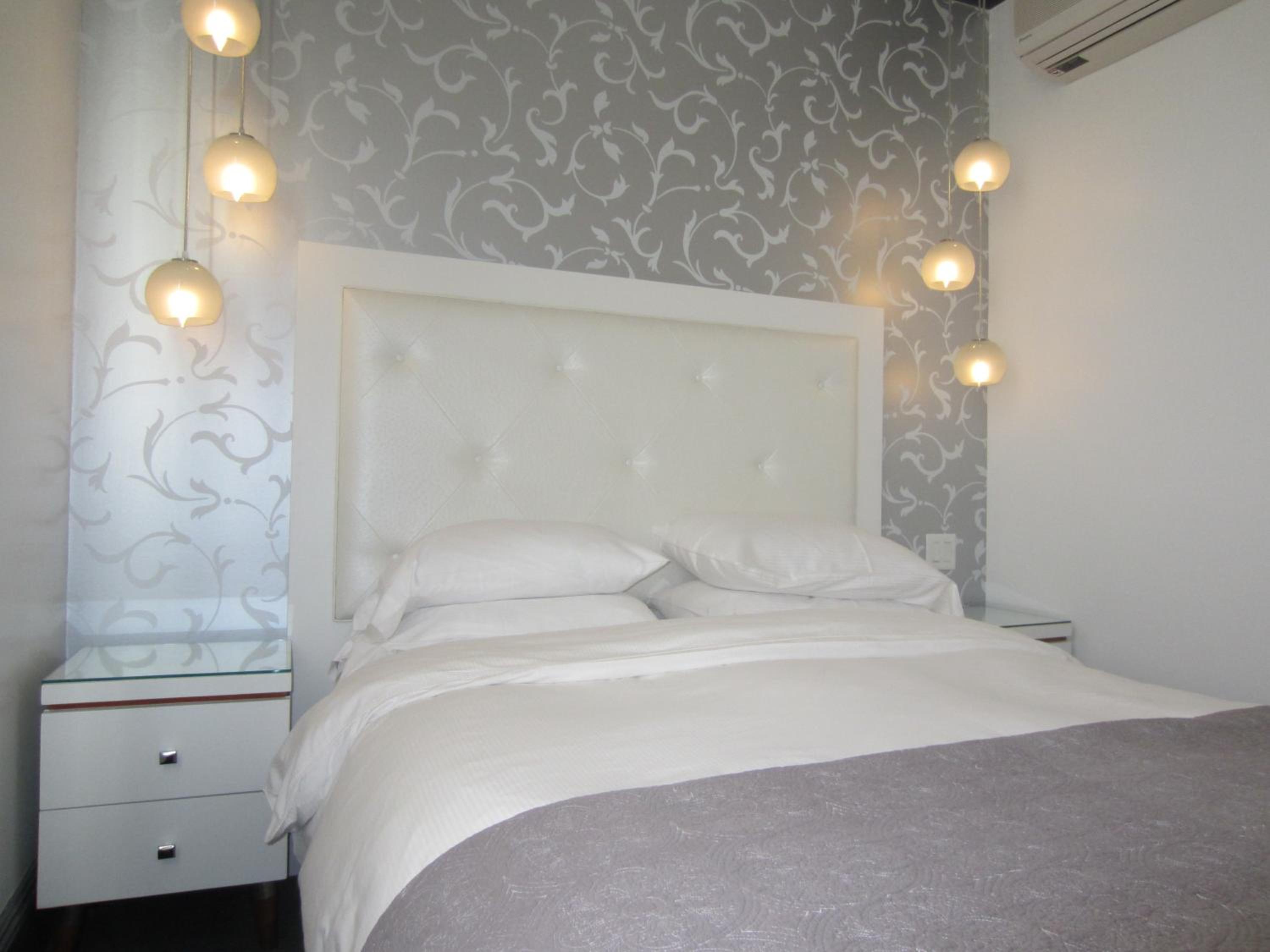 Deluxe Queen Room with City View photo 1